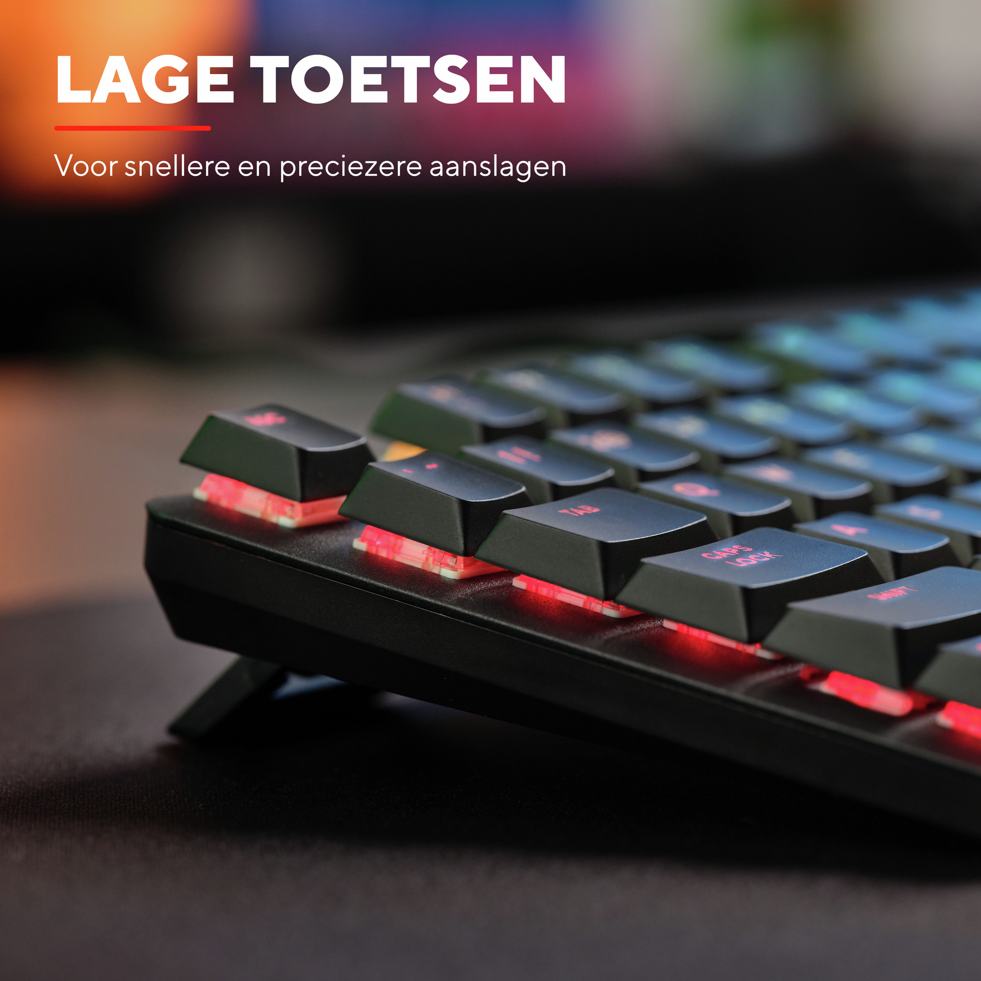 Close-up of a black keyboard with illuminated keys and red backlight. Text "LAGE TOETSEN" is visible.