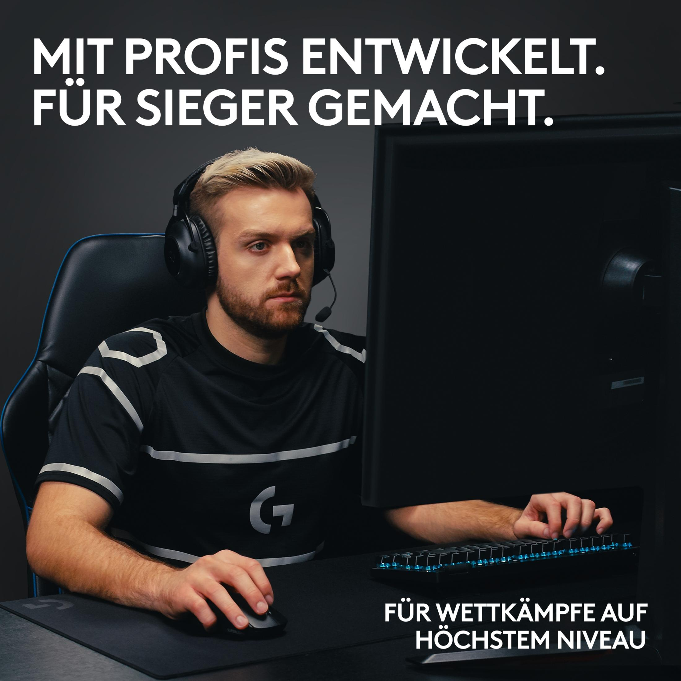 Mężczyzna w słuchawkach gra w grę. Tekst u góry i u dołu.