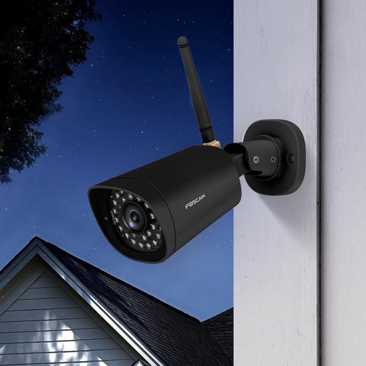 Czarna kamera bezpieczeństwa na ścianie. Antena. Scena nocna z gwiazdami i domem.