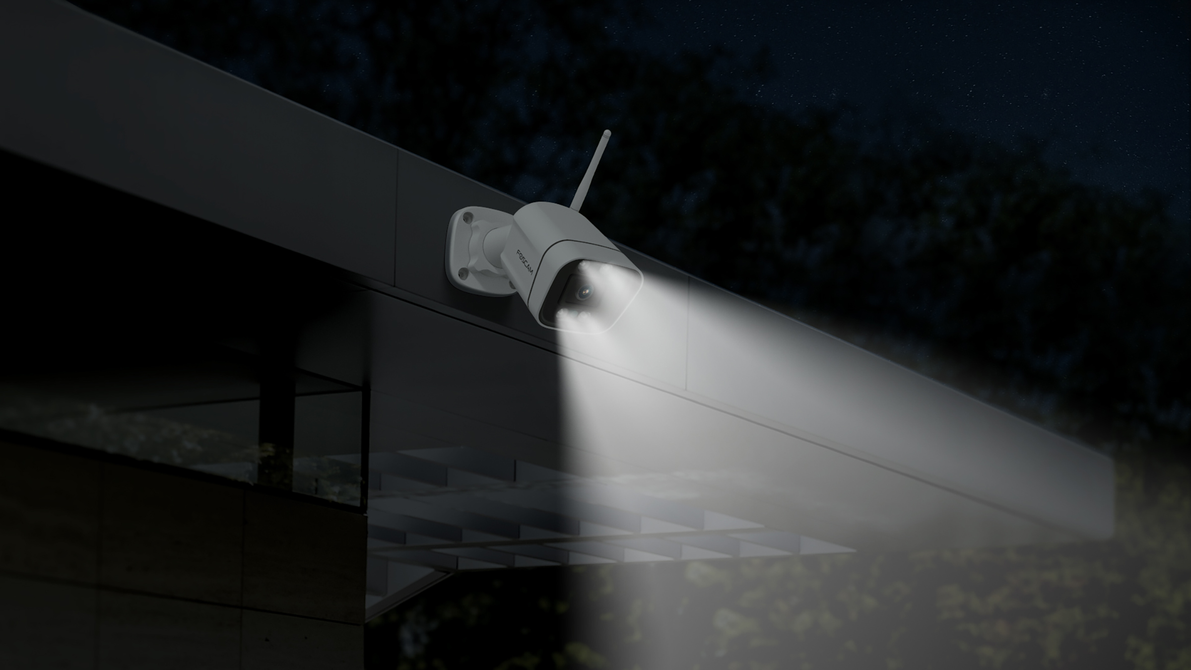 Biała kamera bezpieczeństwa. Oświetla dom w nocy. Niebo i drzewa w tle.