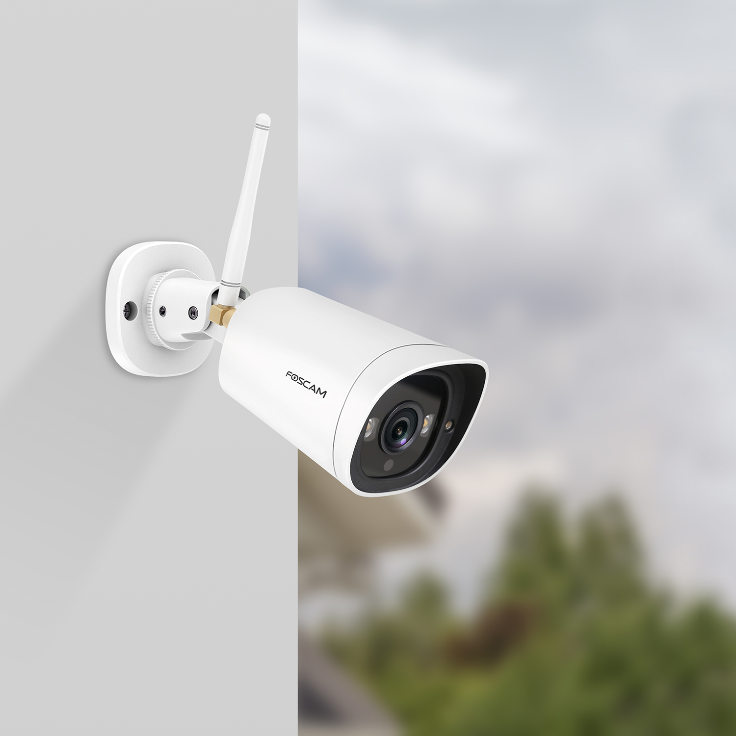 Witte beveiligingscamera aan de muur. Antenne aan de zijkant. Achtergrond is een wazige buiten scène.