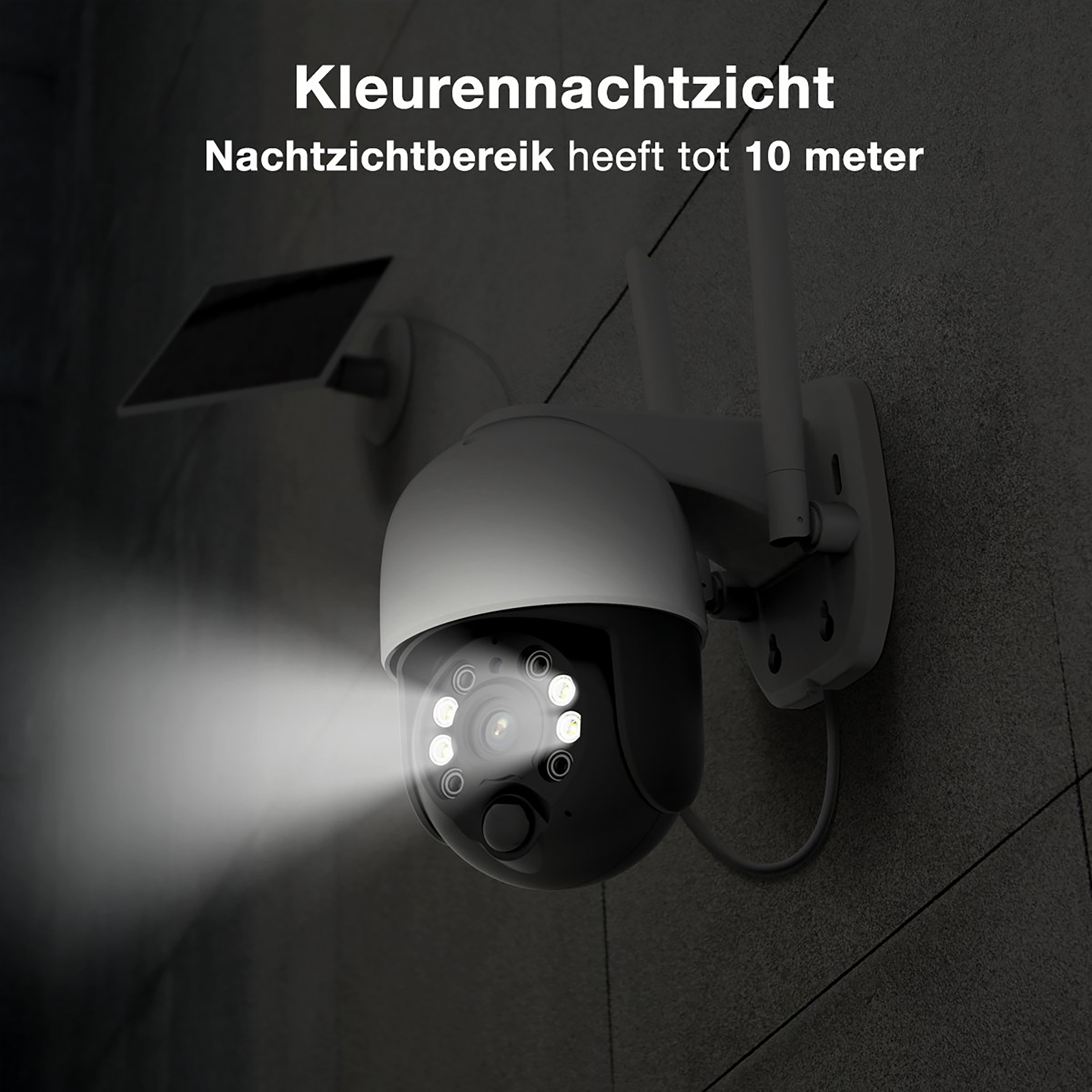 Zwarte beveiligingscamera met lampen aan, aan de muur. Heeft een zonnepaneel en een antenne.