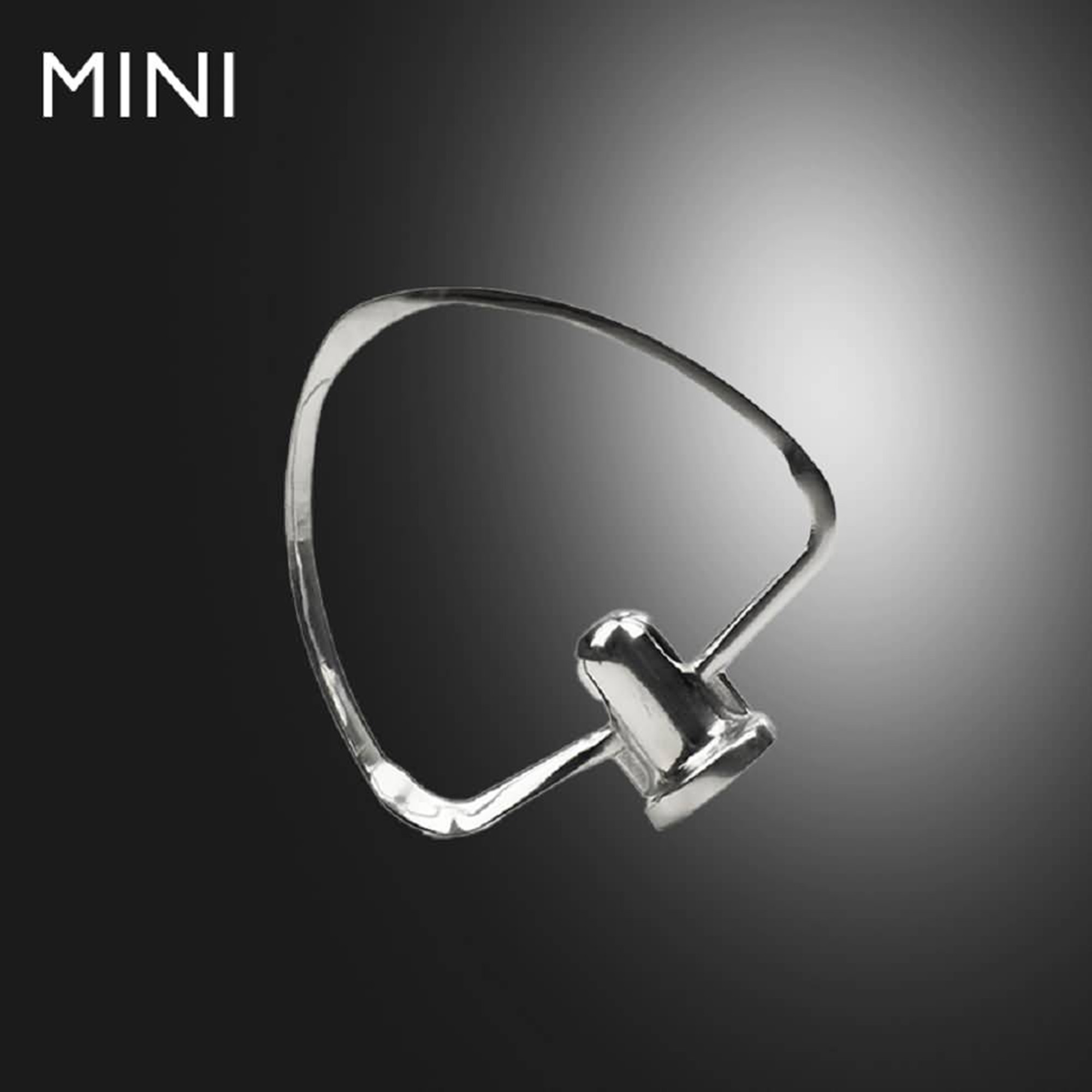 Silberner Mini-Autoschlüssel. Es hat eine gebogene Form mit einem zylindrischen Element. Der Hintergrund ist dunkelgrau.