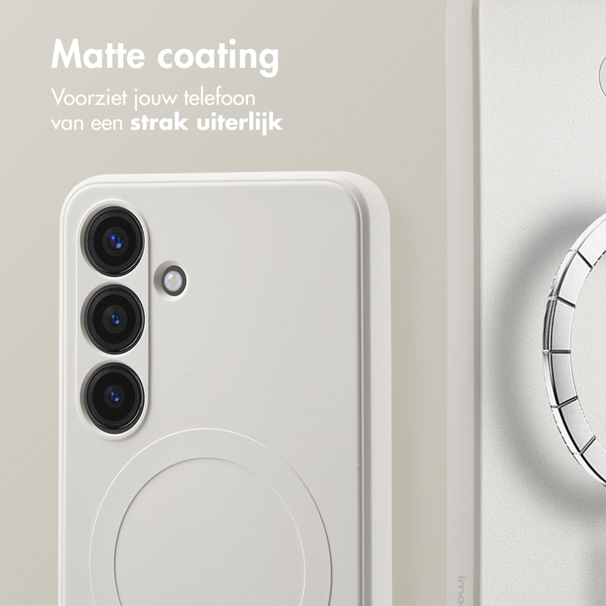 Witte telefoonhoes met drie camera's. Witte achtergrond en een telefoonhoes rechts.