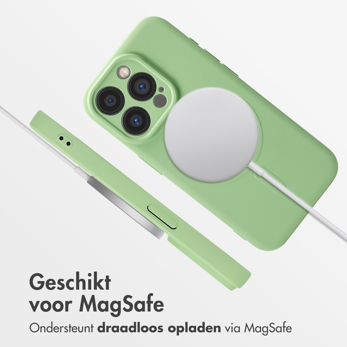 Een groene telefoonhoes met een MagSafe-oplader en witte kabel. Tekst: Geschikt voor MagSafe.