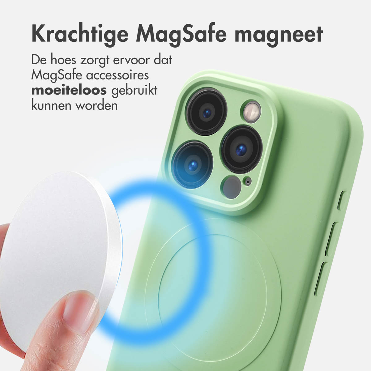 Groene telefoonhoes met een witte MagSafe oplader ernaast. Camera van de telefoon zichtbaar.