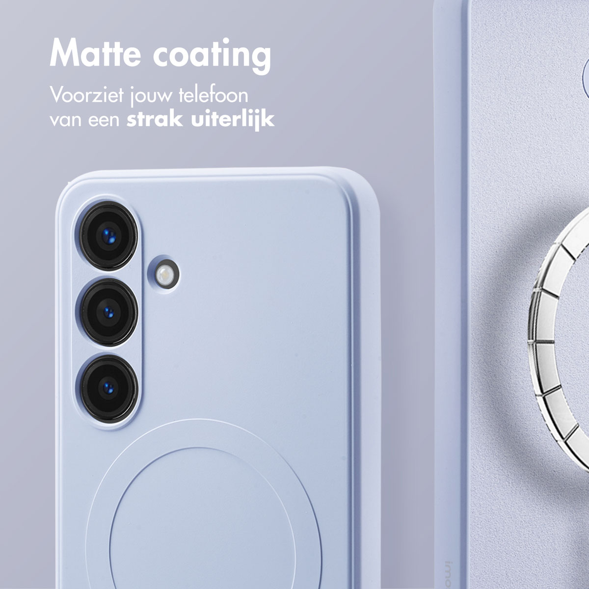 Close-up van twee lichtblauwe telefoonhoesjes die matte coating laten zien, met een cirkel op de achterkant.