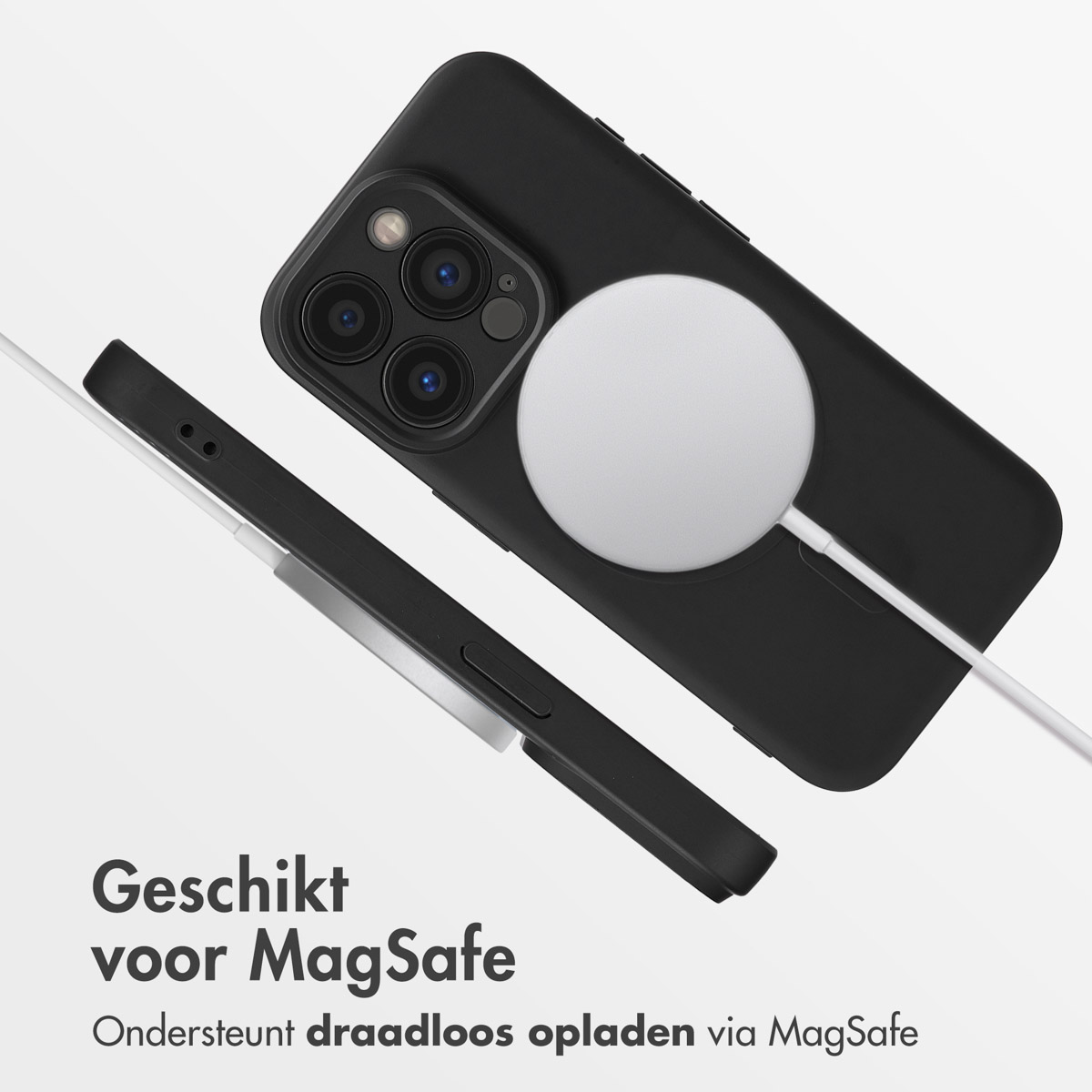 Zwarte telefoon in een hoesje met een MagSafe-lader en een wit snoer. De achtergrond is wit.