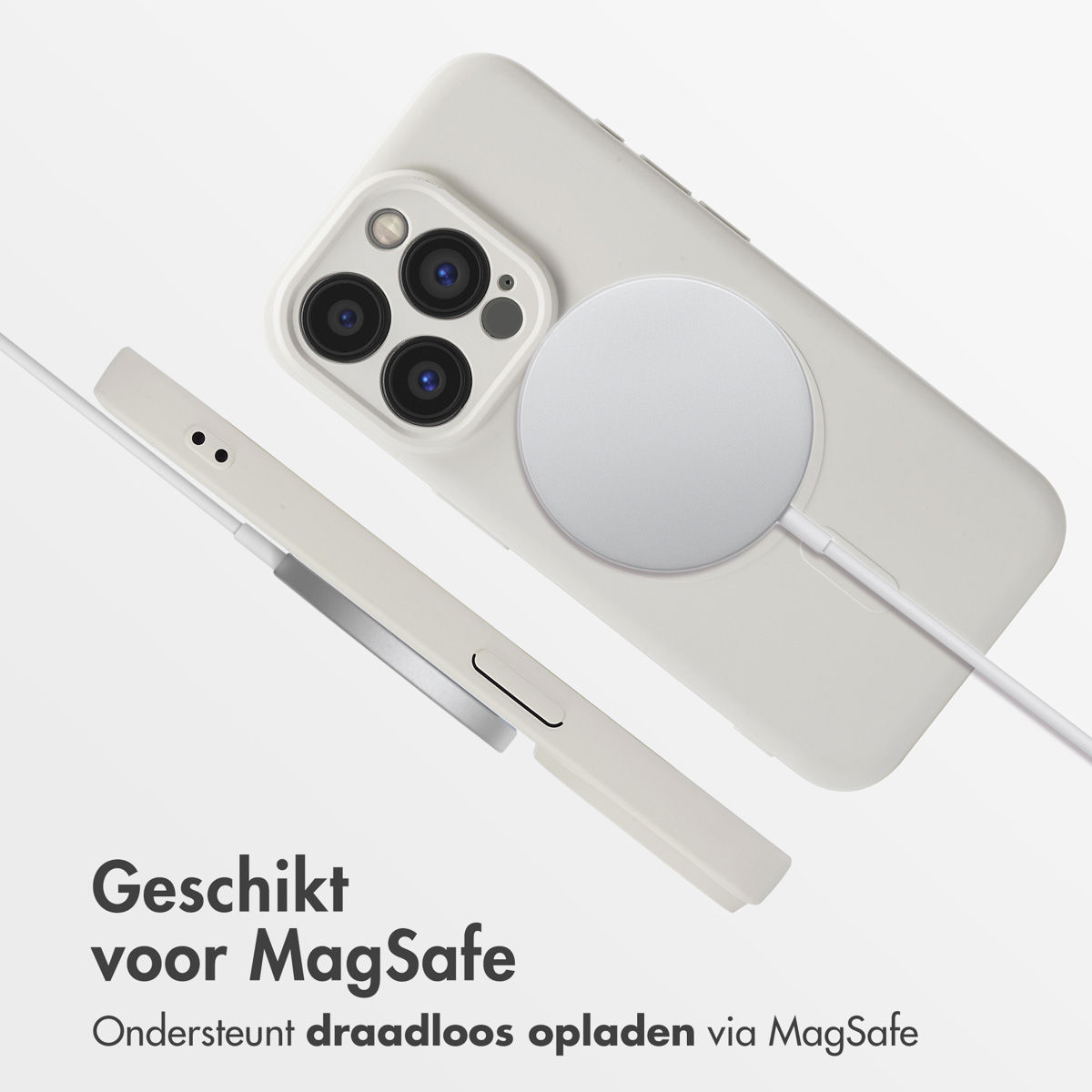 Een witte telefoonhoes met een ronde MagSafe-lader en een witte oplaadkabel.