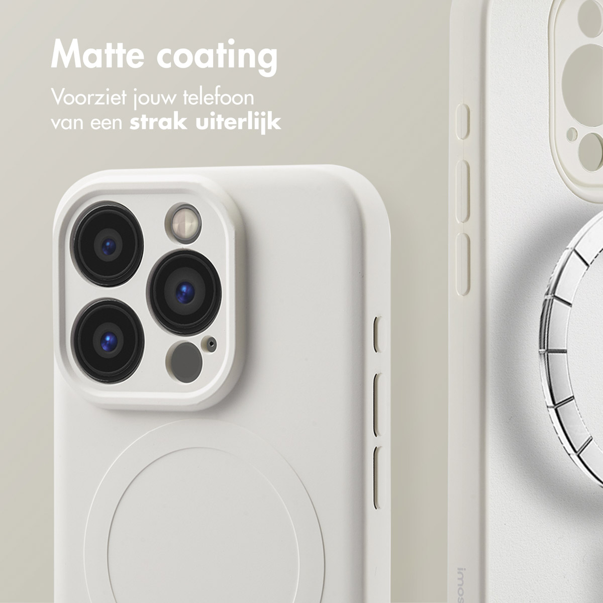 Witte telefoonhoes met zichtbare cameralenzen, naast een telefoon. De telefoon is wit.
