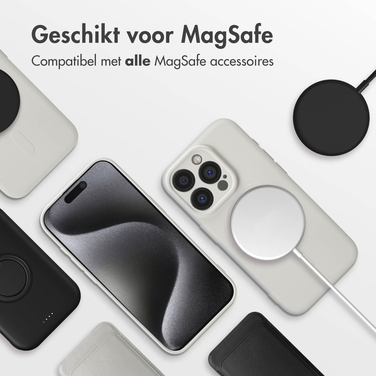 Telefoonhoesjes en opladers op een wit oppervlak. Tekst: compatibel met MagSafe-accessoires.