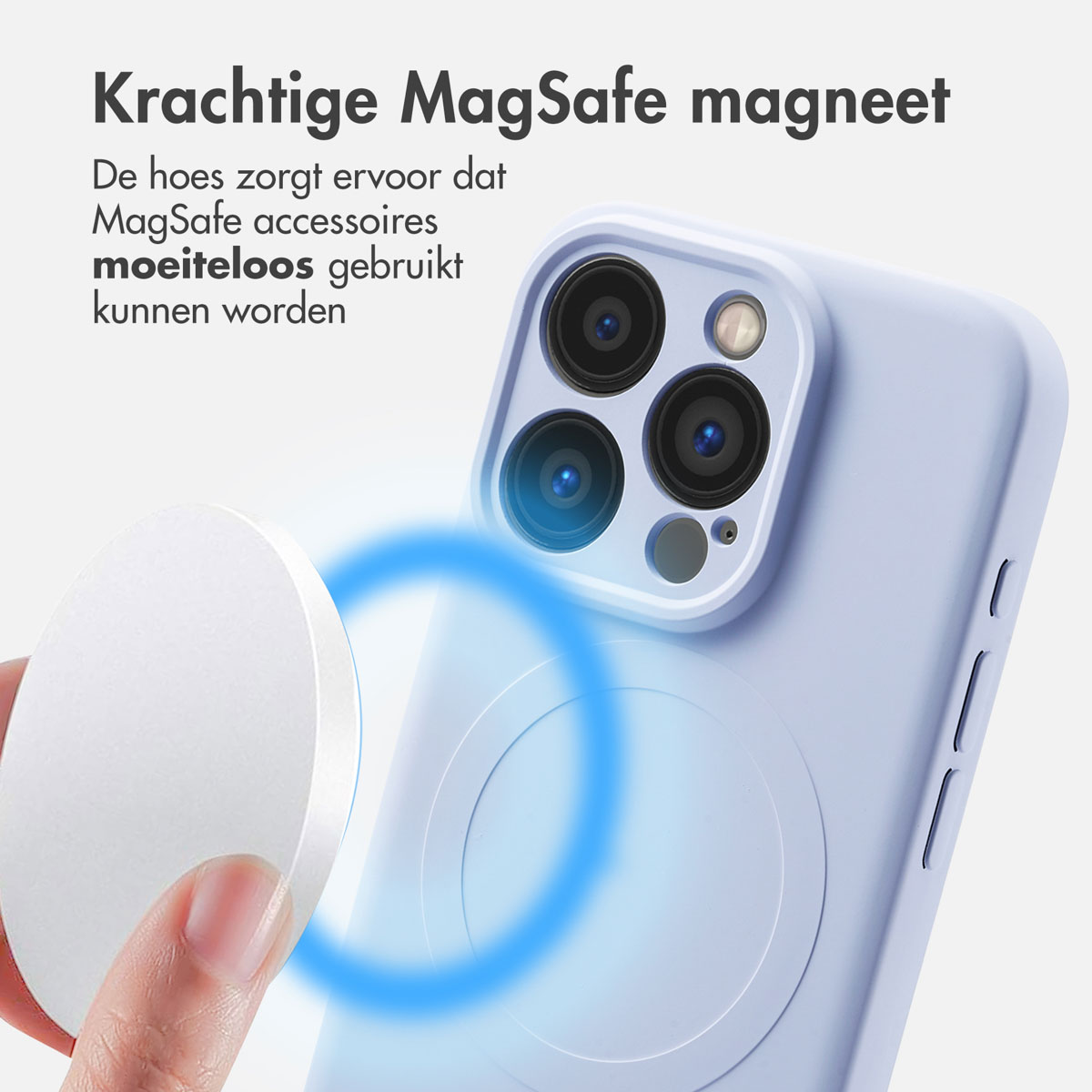 Een hand houdt een lichtblauwe telefoonhoes met een witte MagSafe-accessoire eraan.