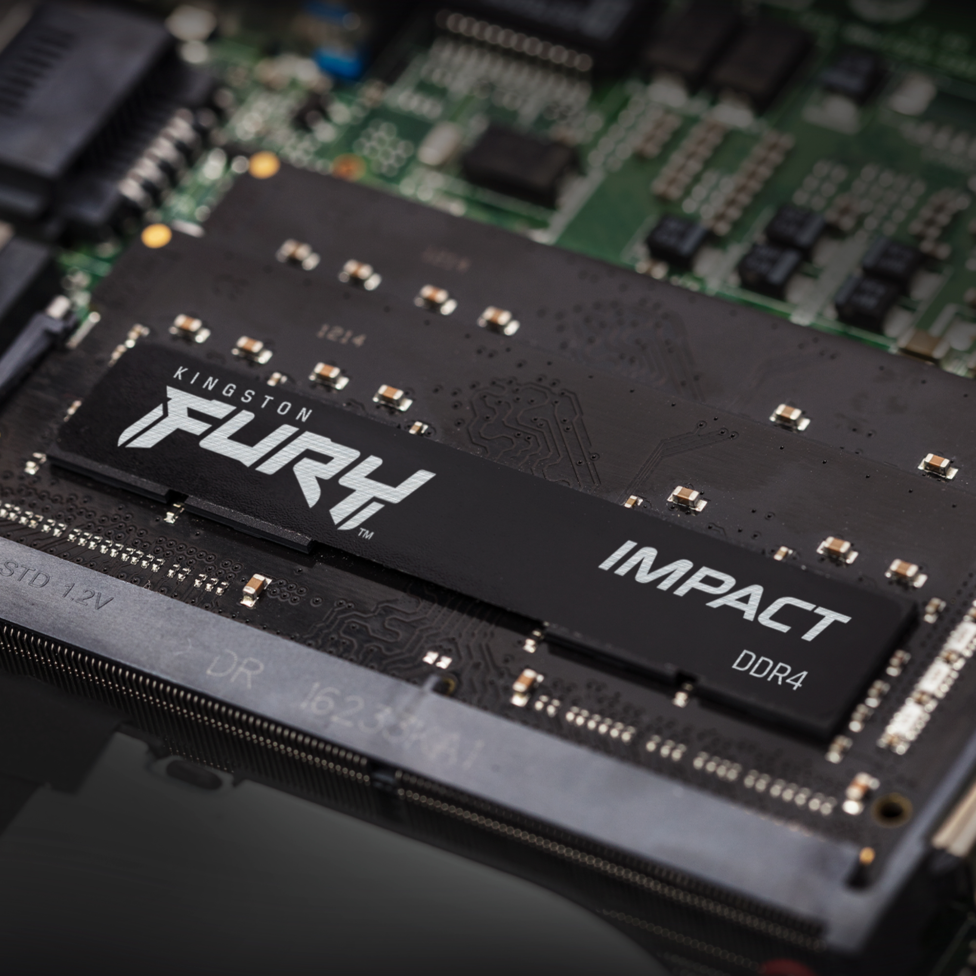 Zbliżenie czarnego modułu RAM z napisem 'Kingston FURY IMPACT DDR4'.