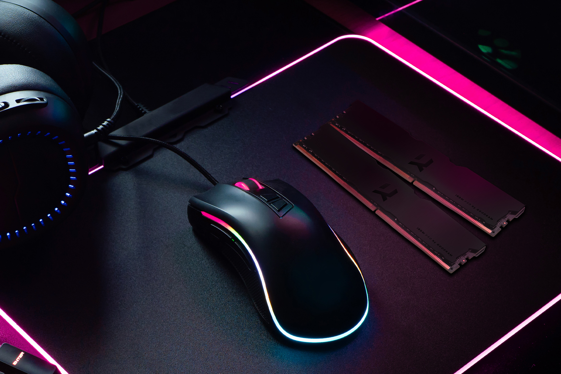 Mysz gamingowa, kości RAM i słuchawki na podkładce do gier.