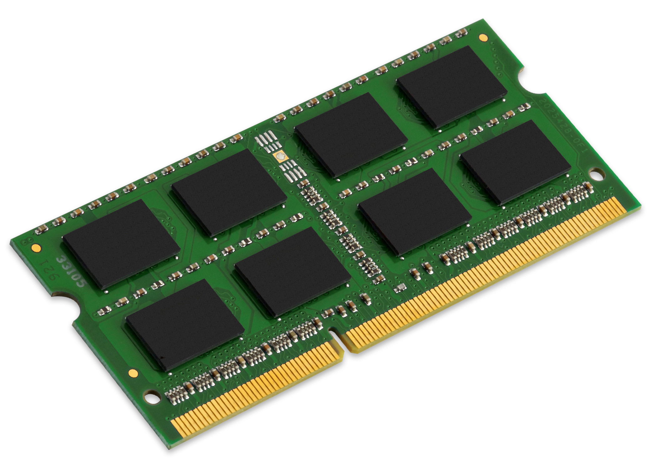 RAM-geheugenmodule op wit. Groene printplaat met zwarte chips en gouden pinnen.