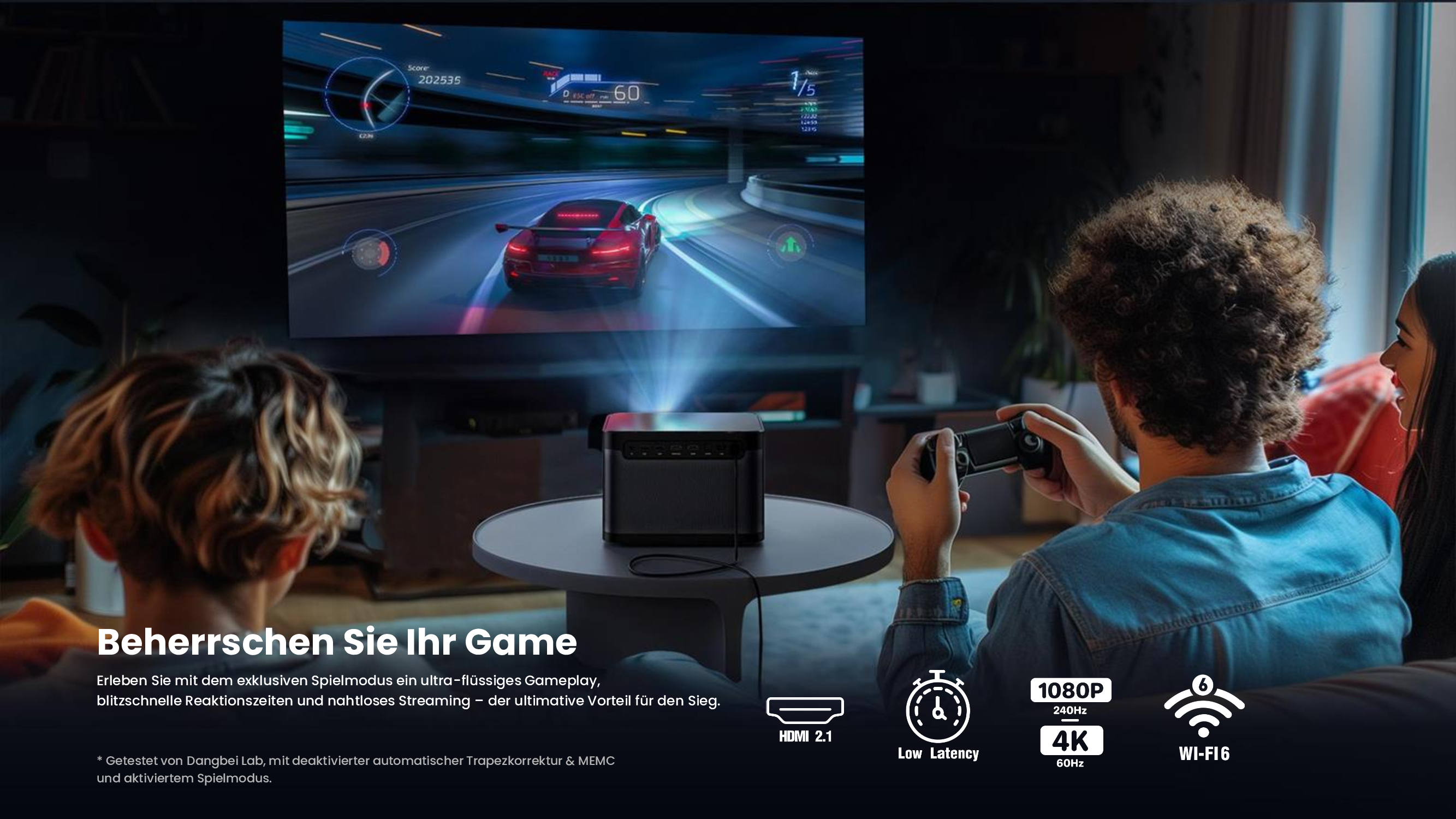 Leute schauen ein Spiel auf einem Bildschirm, mit einem Projektor und Gamecontroller.