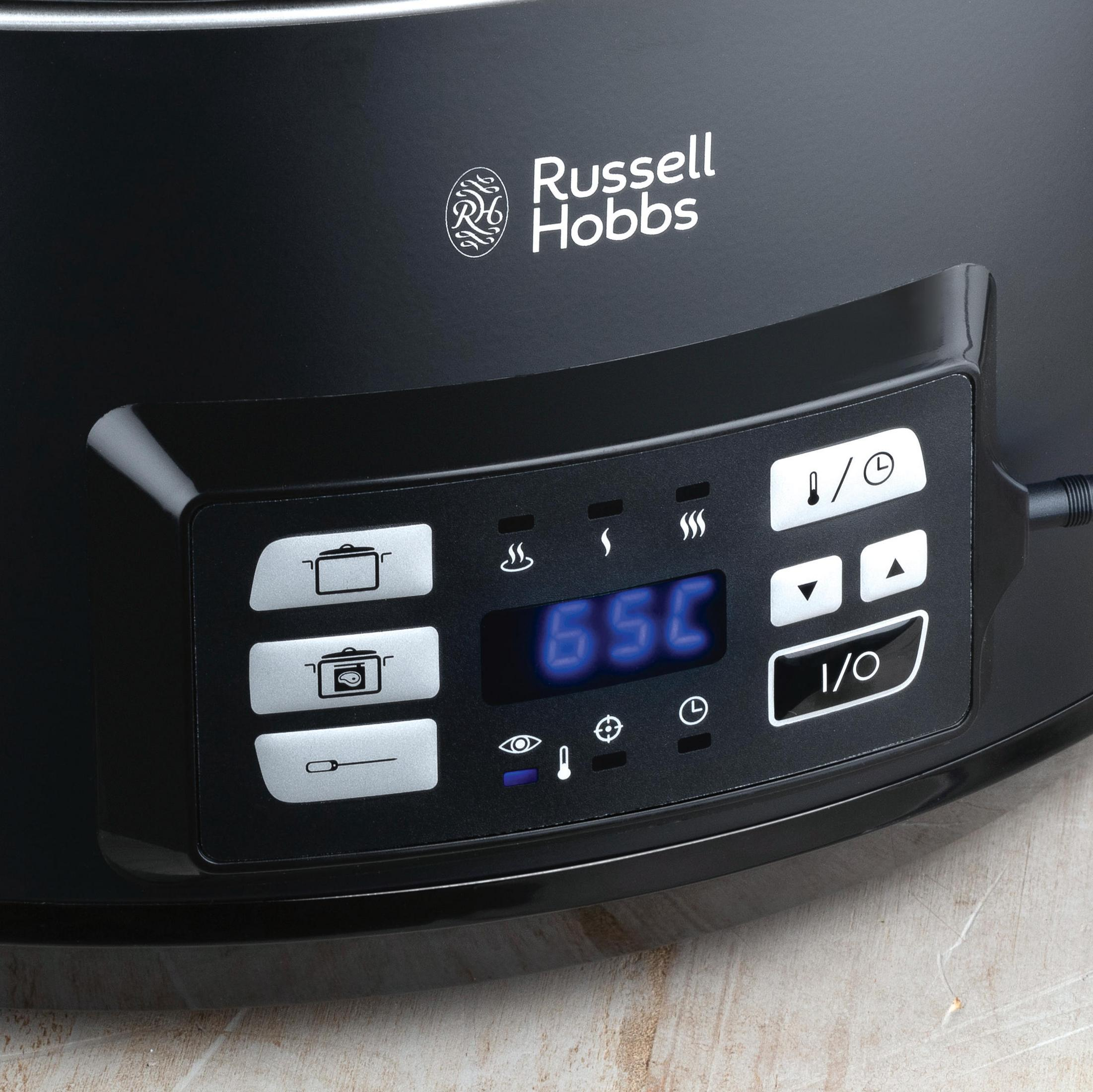 Schwarzer Slow Cooker mit Anzeige, die 65C zeigt. Weißer Hintergrund.