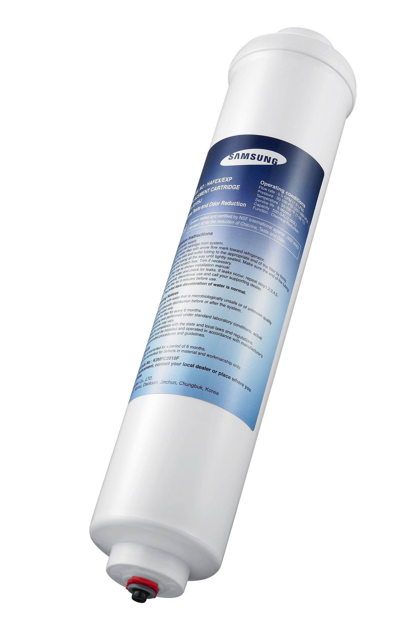 Weiße Wasserfilterpatrone mit blau-weißem Etikett. Winkelansicht, Text und roter Deckel.