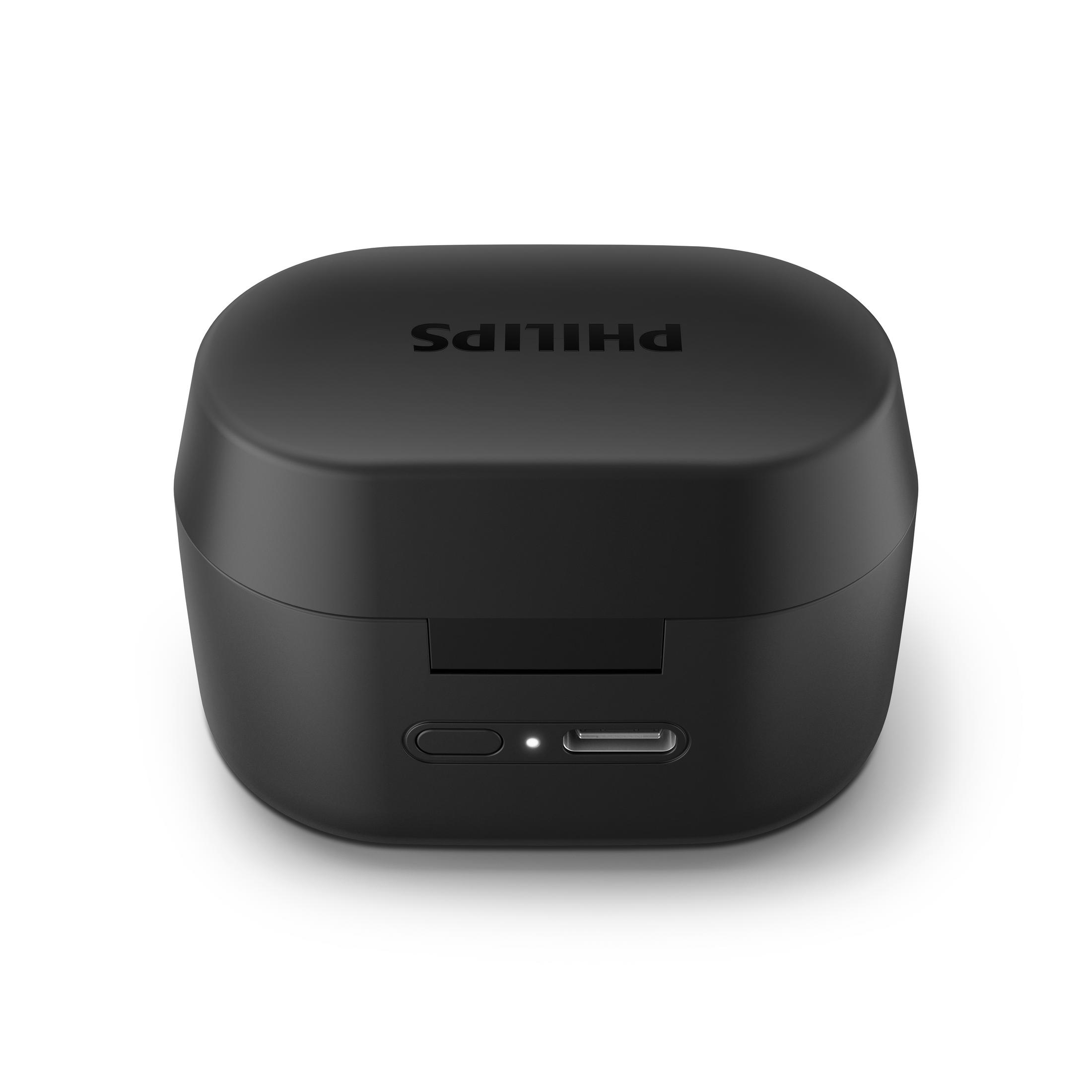 Custodia di ricarica per auricolari Philips nera. La custodia ha una piccola luce e una porta USB-C. Il coperchio è aperto.