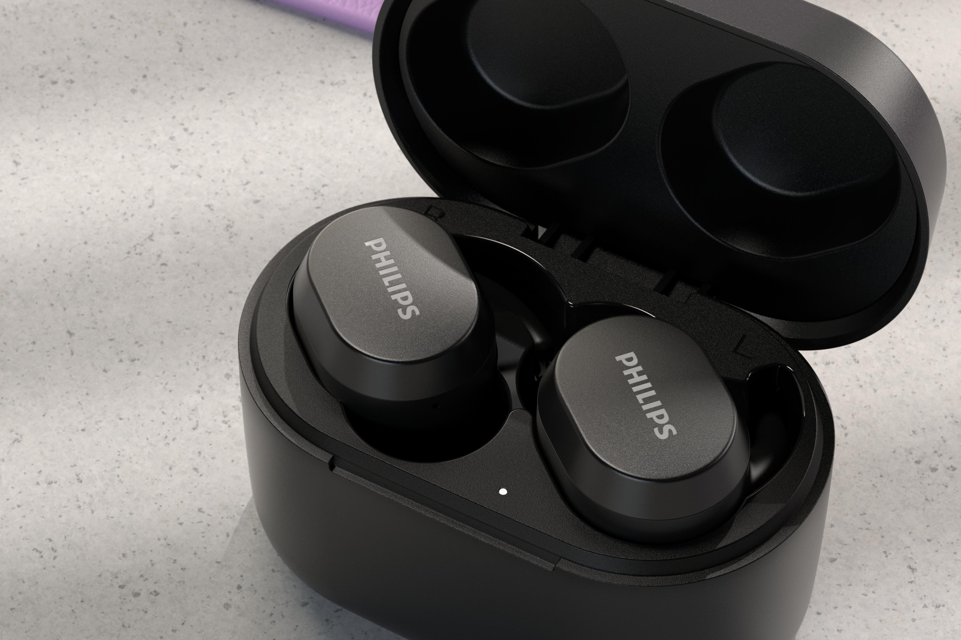 Auricolari wireless neri in una custodia di ricarica. La custodia è aperta, mostrando gli auricolari all'interno.