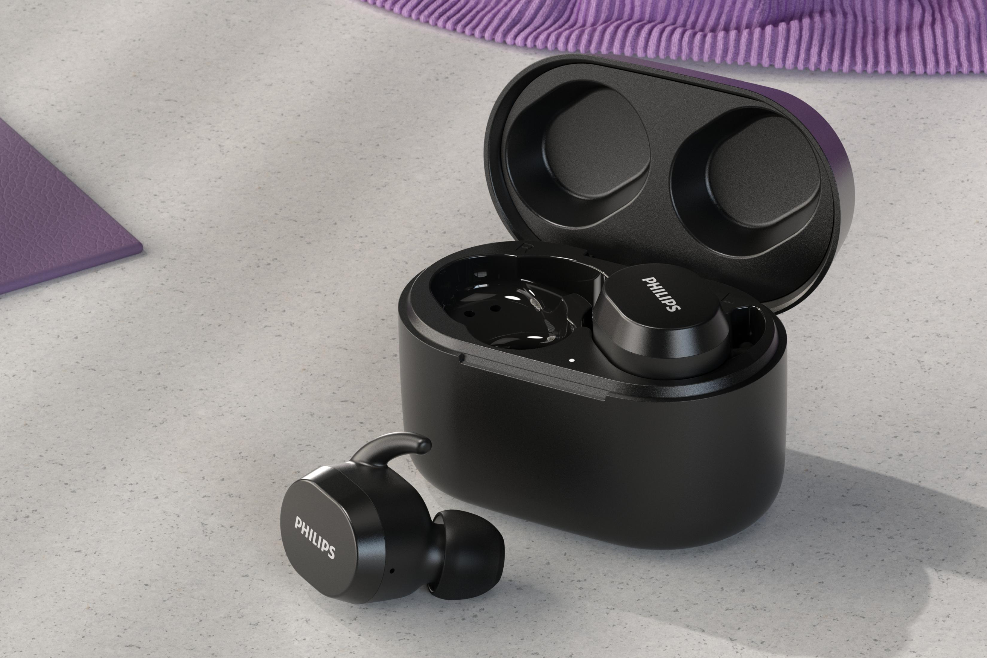 Auricolari neri con custodia di ricarica. Un auricolare fuori. Sfondo bianco.