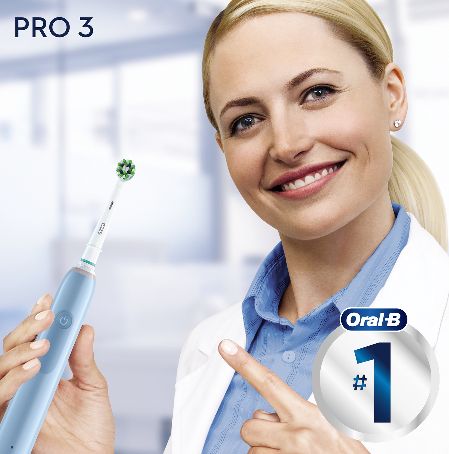 Una mujer sostiene un cepillo de dientes azul. Se muestra una insignia con 'Oral-B' y '#1'.