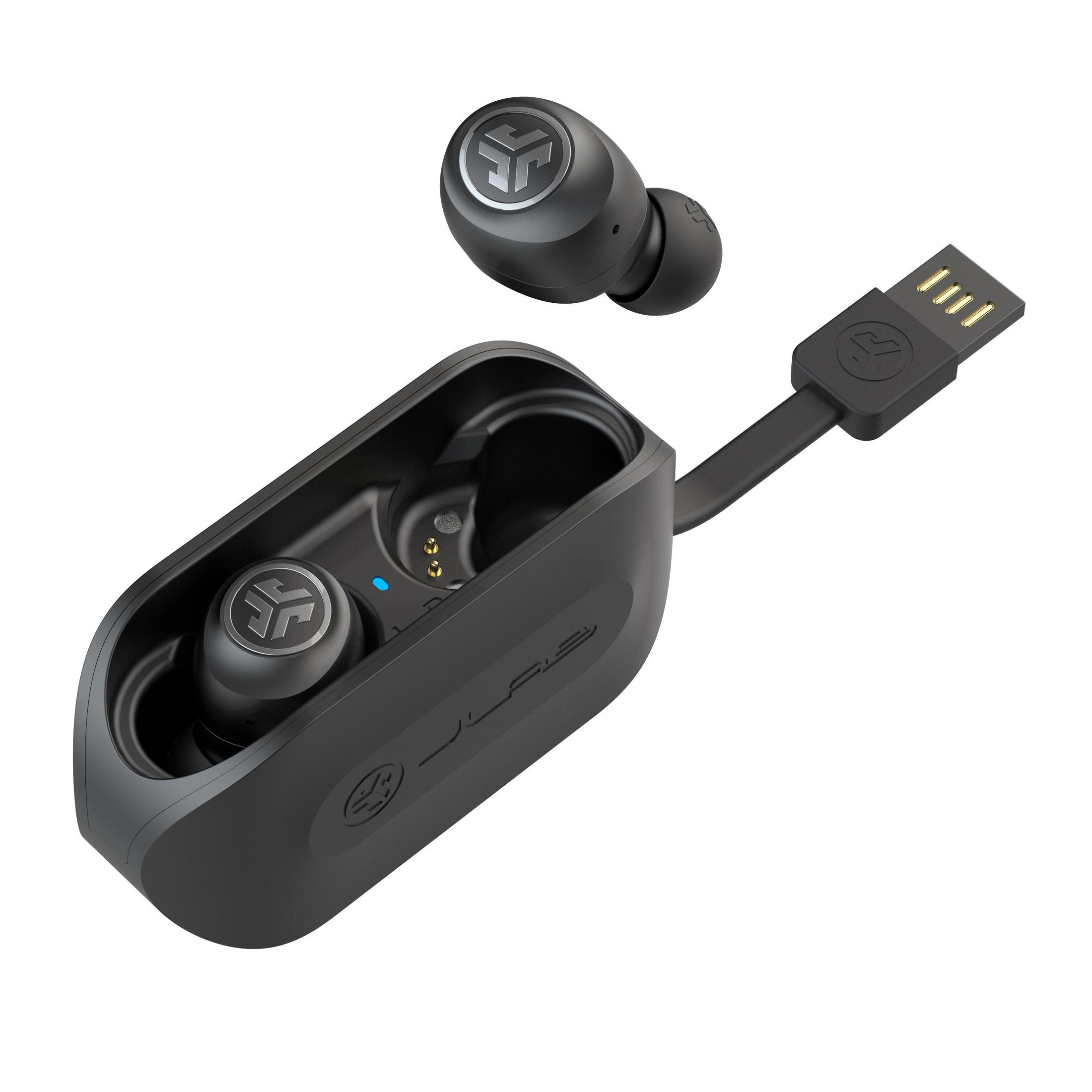 Schwarze Ohrhörer in einer Ladebox mit USB-Kabel.