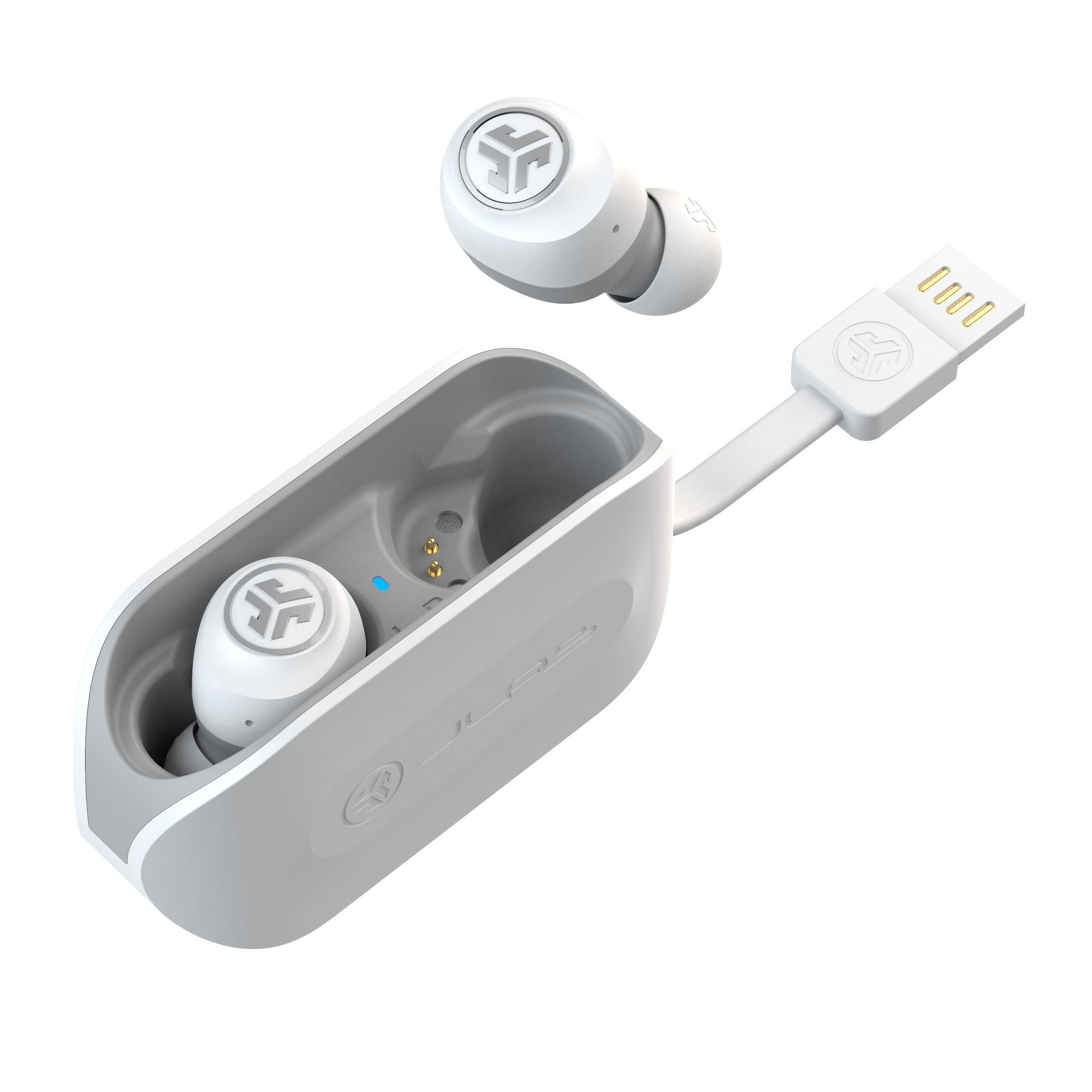 Auriculares inalámbricos blancos y estuche de carga se muestran sobre un fondo blanco.