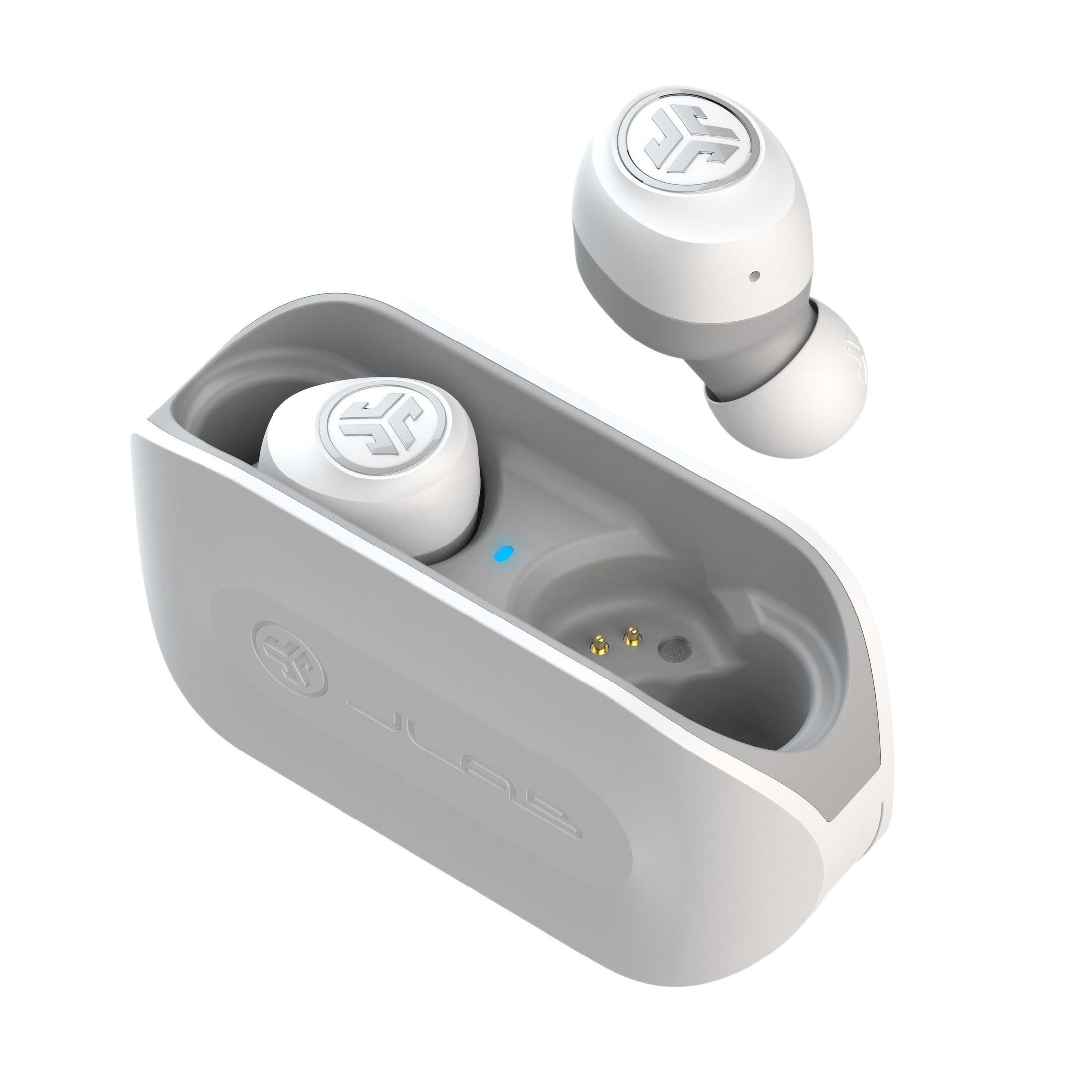 Auriculares inalámbricos blancos y estuche de carga. Un auricular está fuera del estuche. Luz de carga azul.