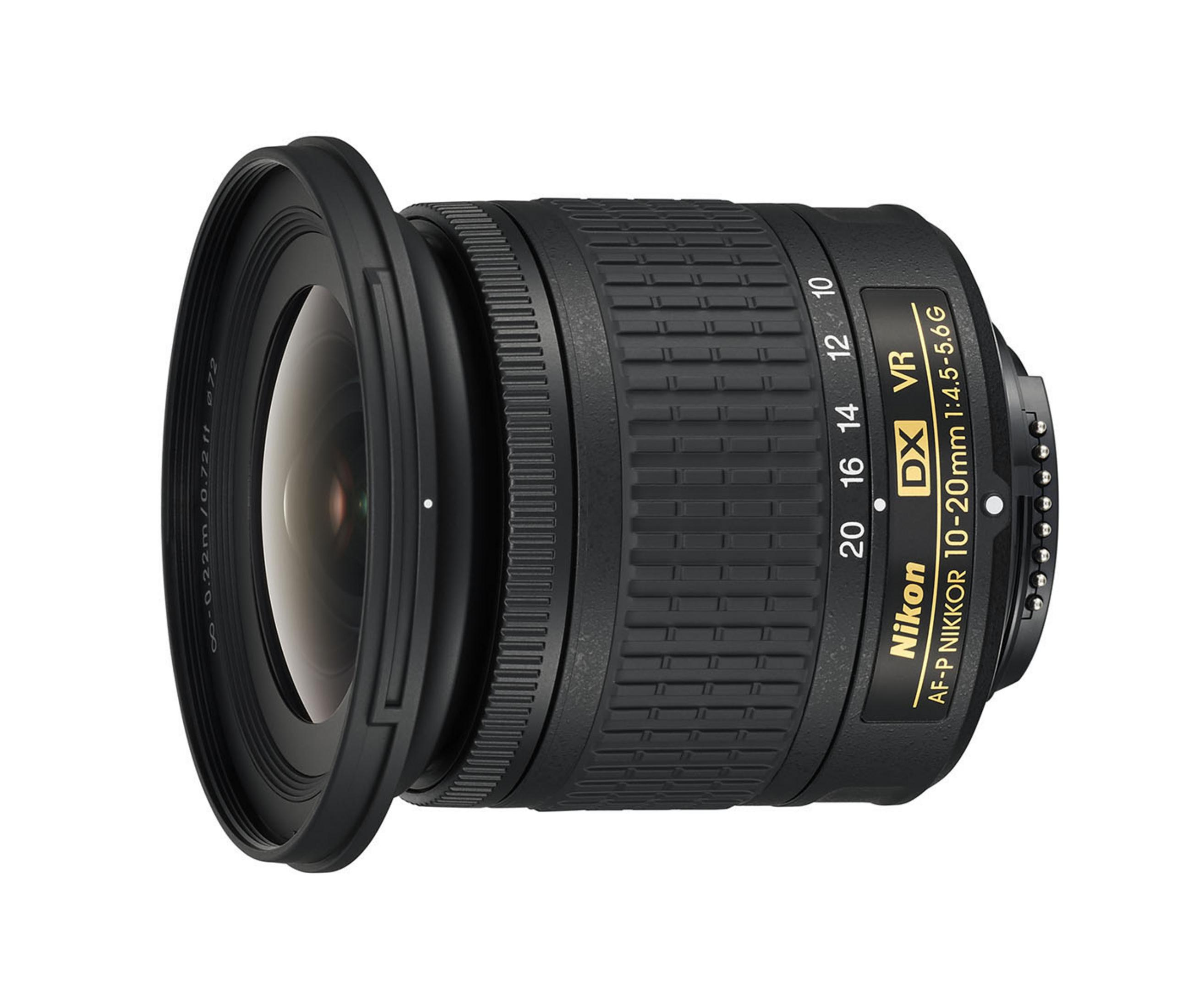 Ein schwarzes Nikon-Objektiv, nach links abgewinkelt, zeigt Brennweite und Blendendetails. Es steht vor weißem Hintergrund.