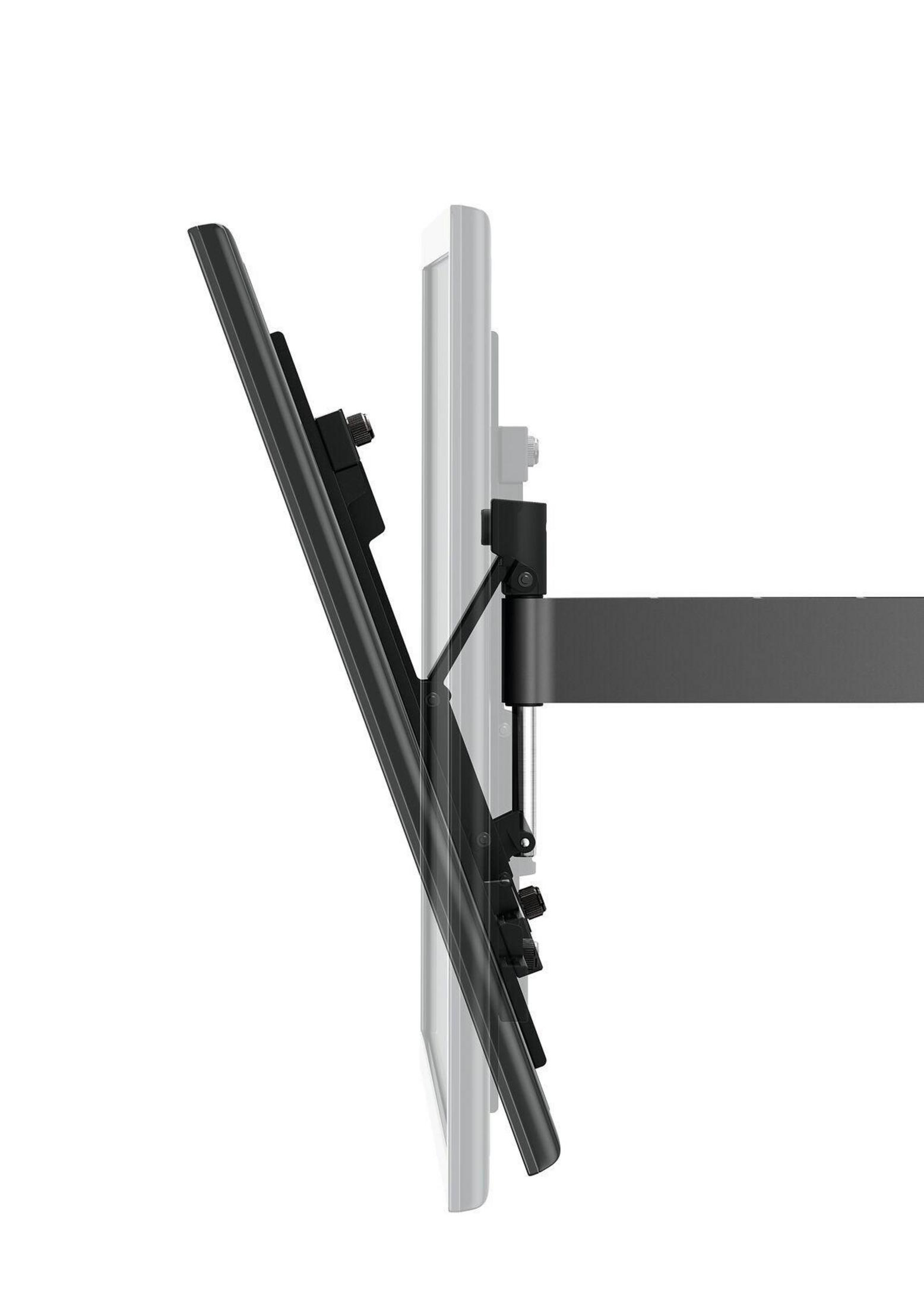 Support TV noir. TV inclinée, vue de côté. Fixé au mur. Fond blanc. Bras de support gris.