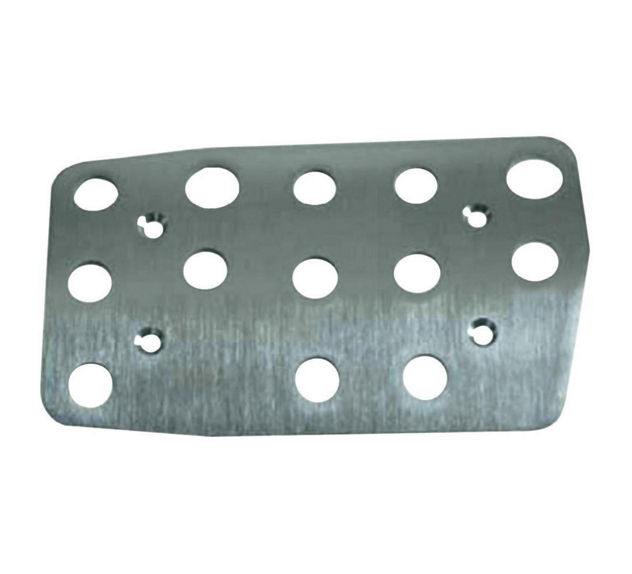 Zilveren metalen voetsteun met meerdere cirkelvormige gaten, geïsoleerd op witte achtergrond.