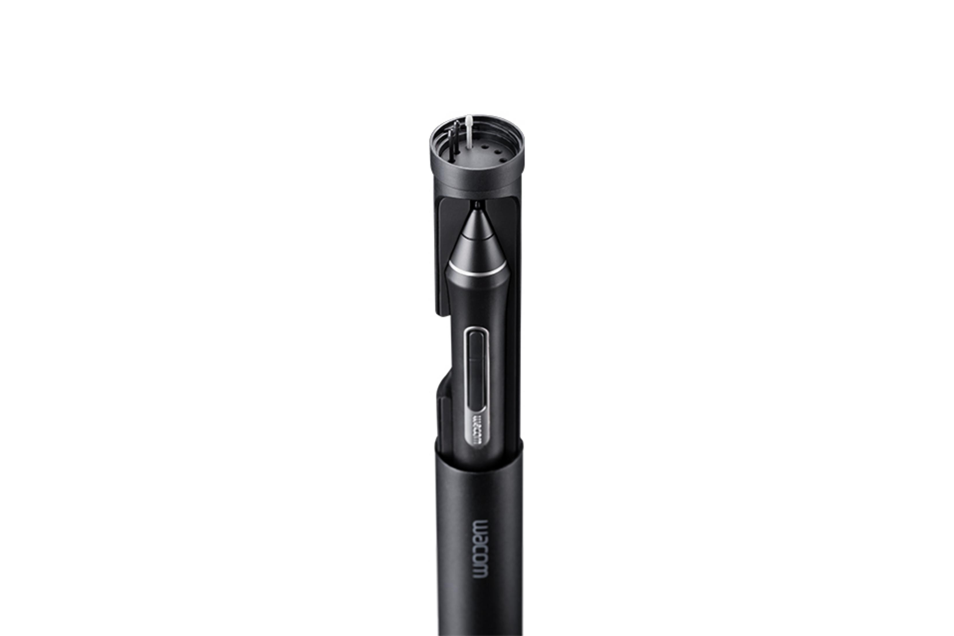 Ein schwarzer Stift in einem schwarzen Etui. Der Stift hat ein Wacom-Etikett und ist auf weißem Hintergrund.