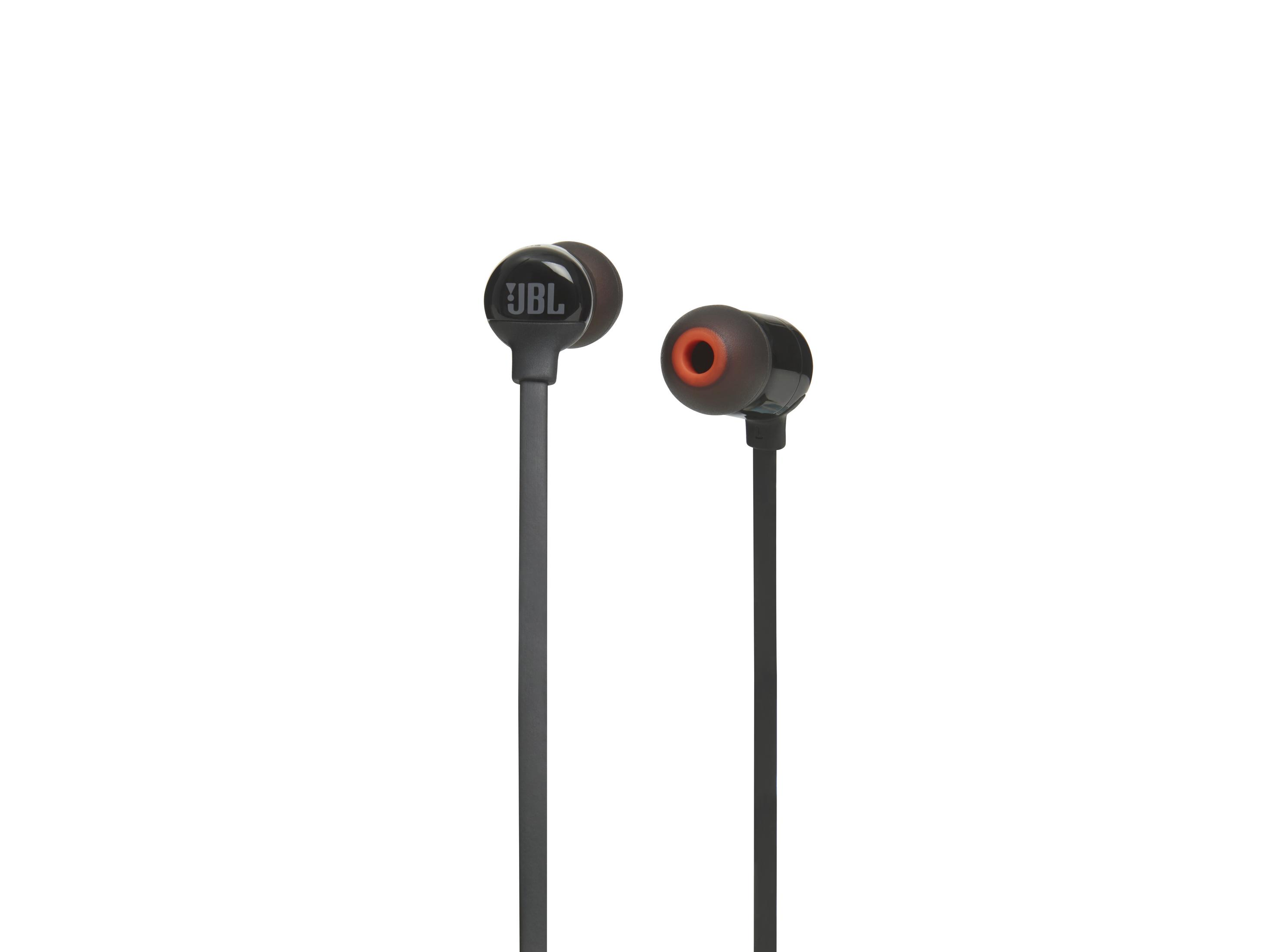 Cuffie in-ear JBL. Gli auricolari sono neri con dettagli arancioni, cavo nero, sfondo bianco.