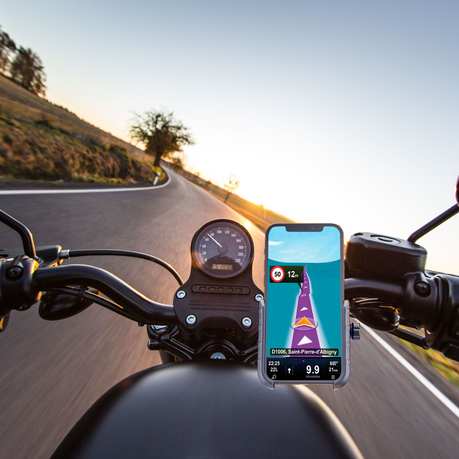 Motociclista con navigazione sul telefono; tachimetro e strada visibili.