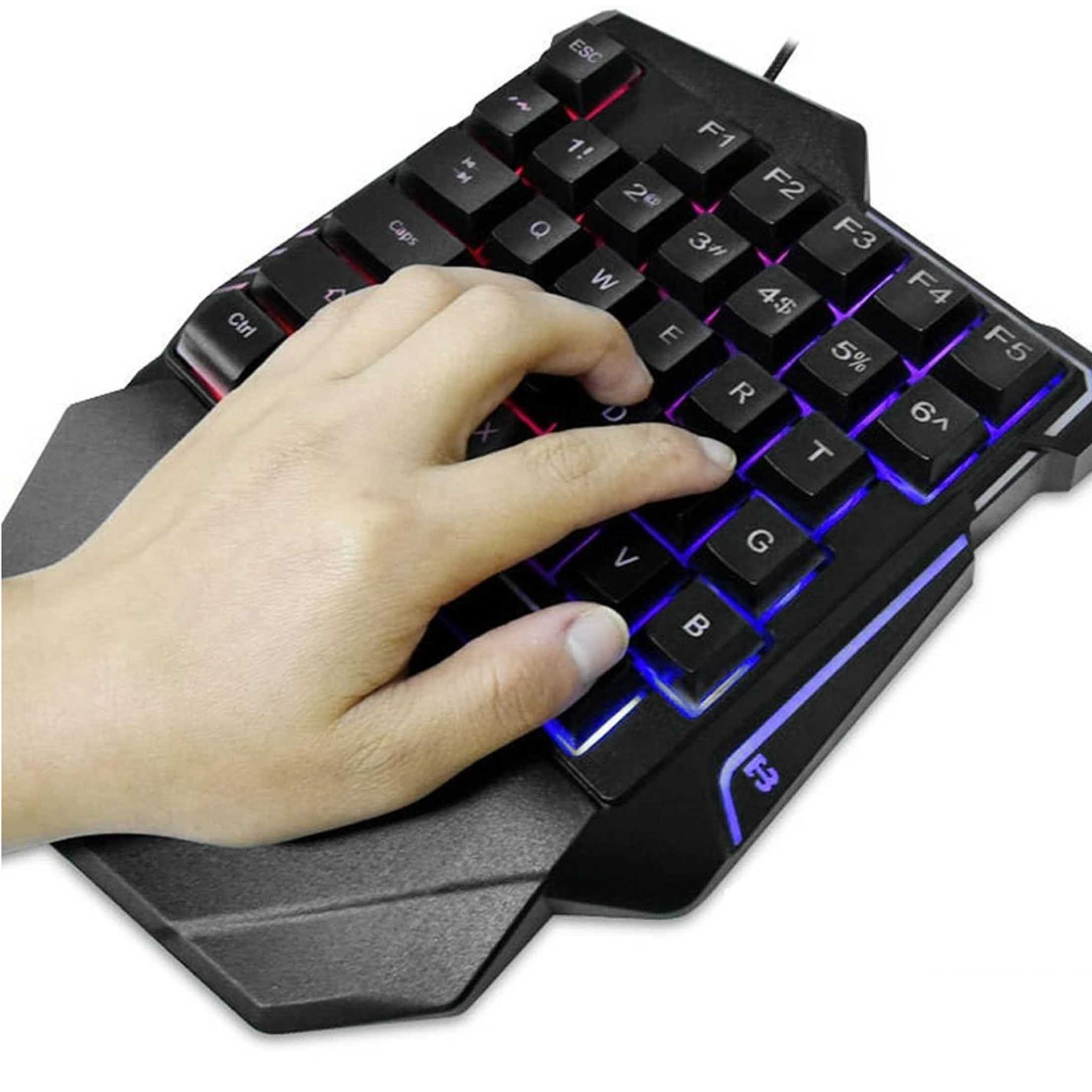 Ręka osoby używającej klawiatury do gier z podświetlanymi klawiszami. Klawisze mają czerwone, niebieskie i fioletowe światła.