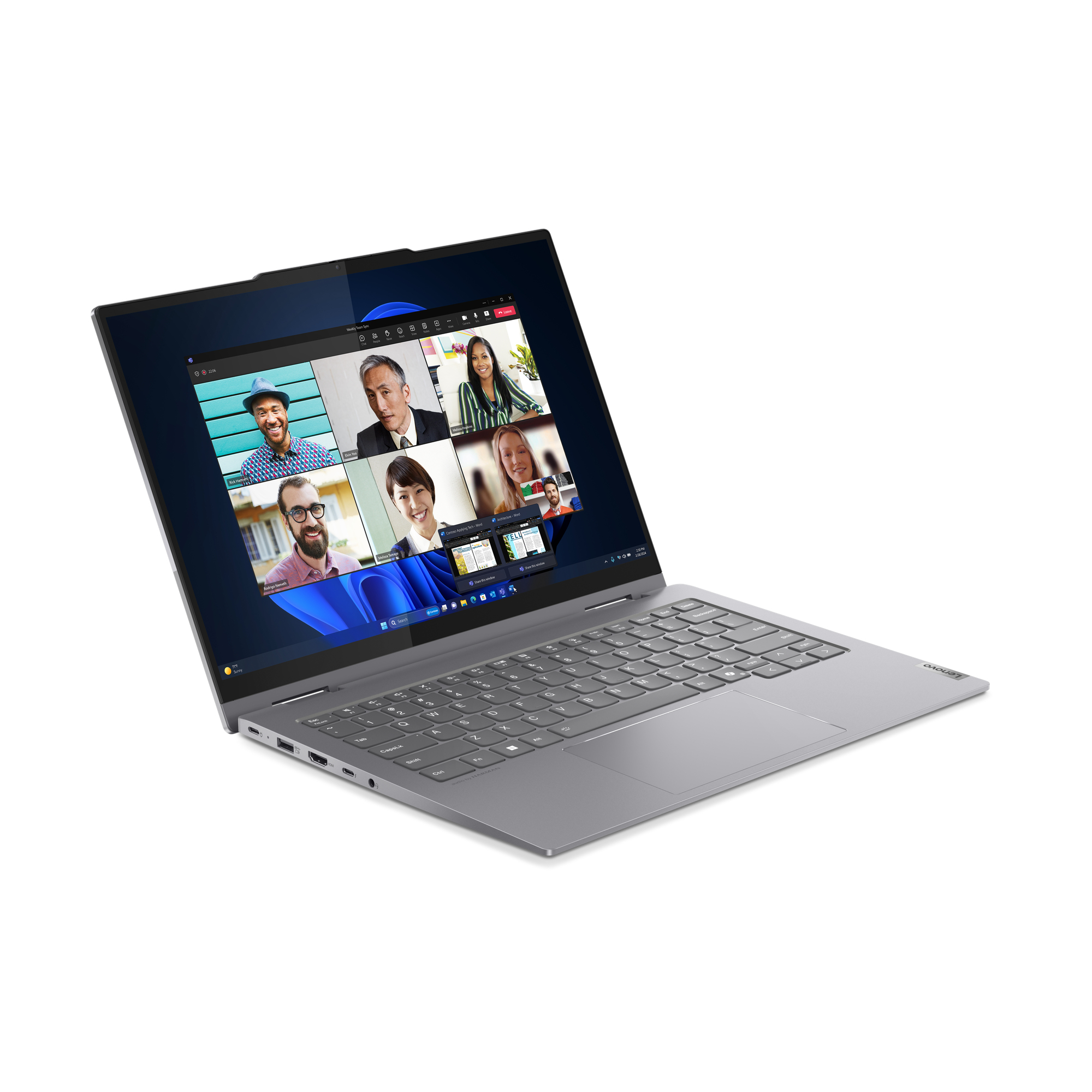 Laptop mit Videoanruf auf dem Bildschirm, offen. Graue Tastatur, weißer Hintergrund.