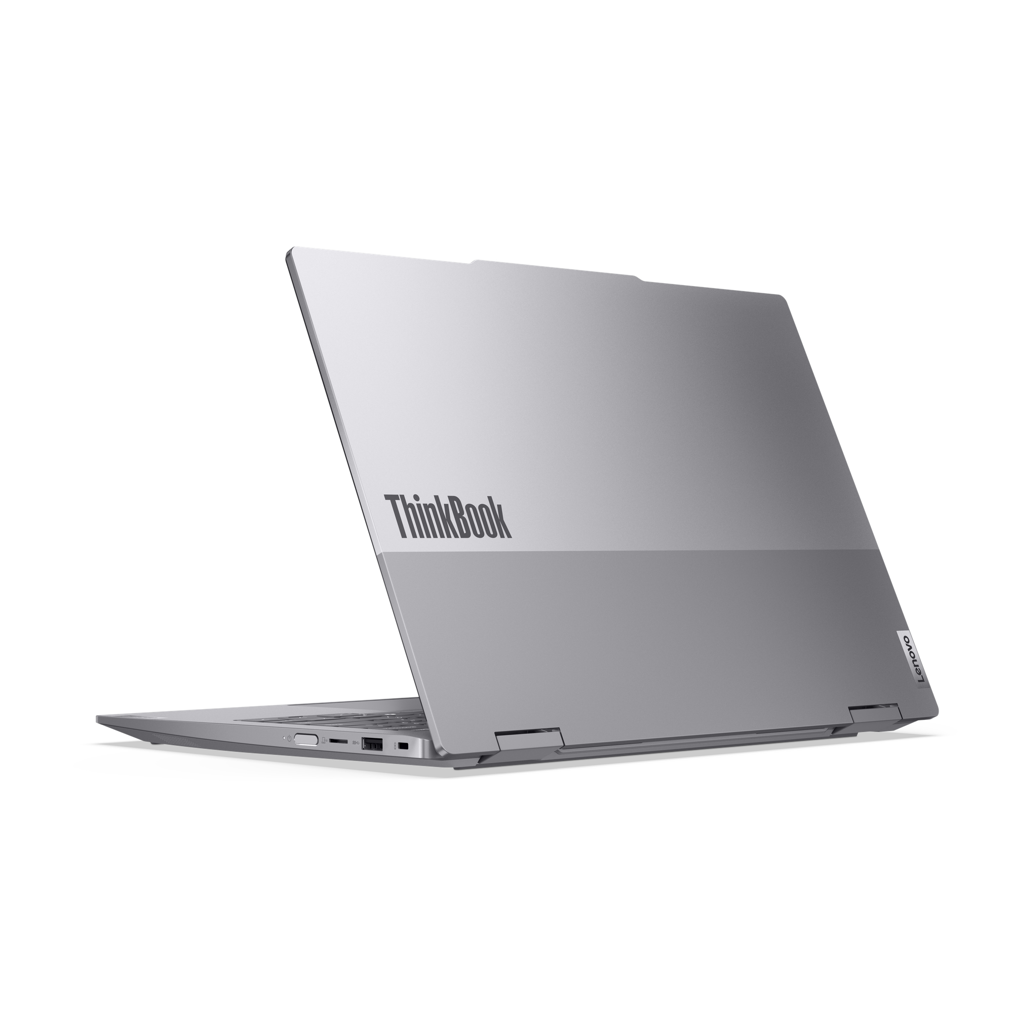 Silberner ThinkBook Laptop, teilweise geöffnet, zeigt das ThinkBook Logo auf der Rückseite.