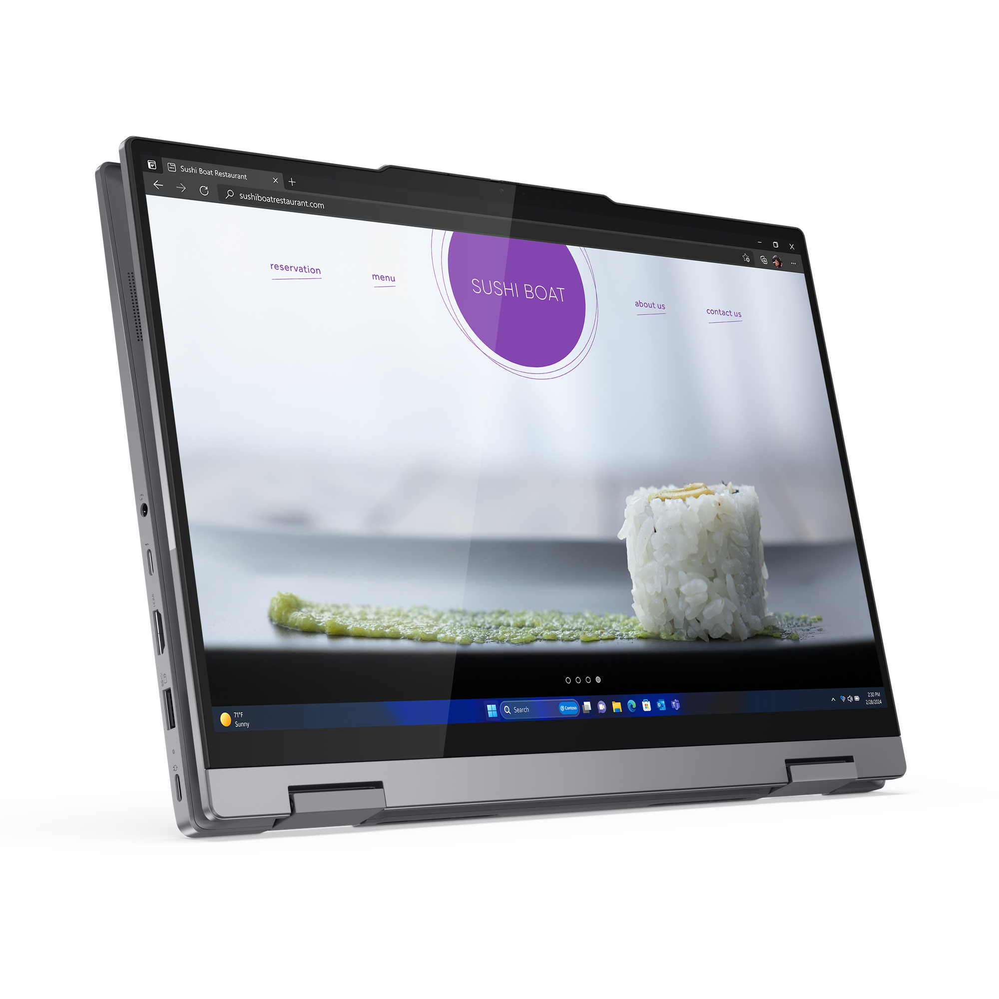 Laptop-Bildschirm zeigt Website mit 'Sushi Boat' Logo und Sushi-Rolle. Abgewinkelt, auf weißer Oberfläche.