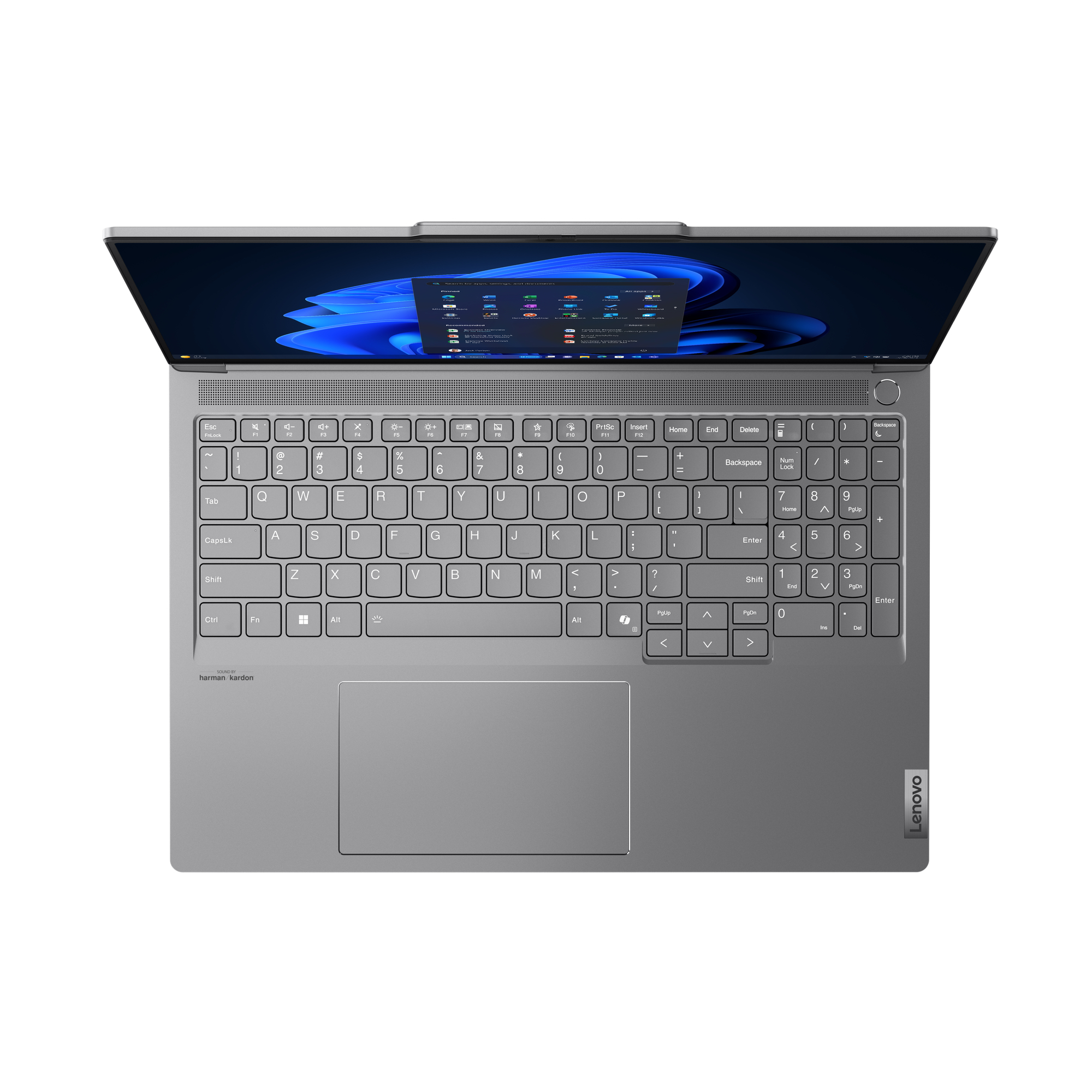 Laptop argentato aperto su sfondo bianco, tastiera e schermo visibili.