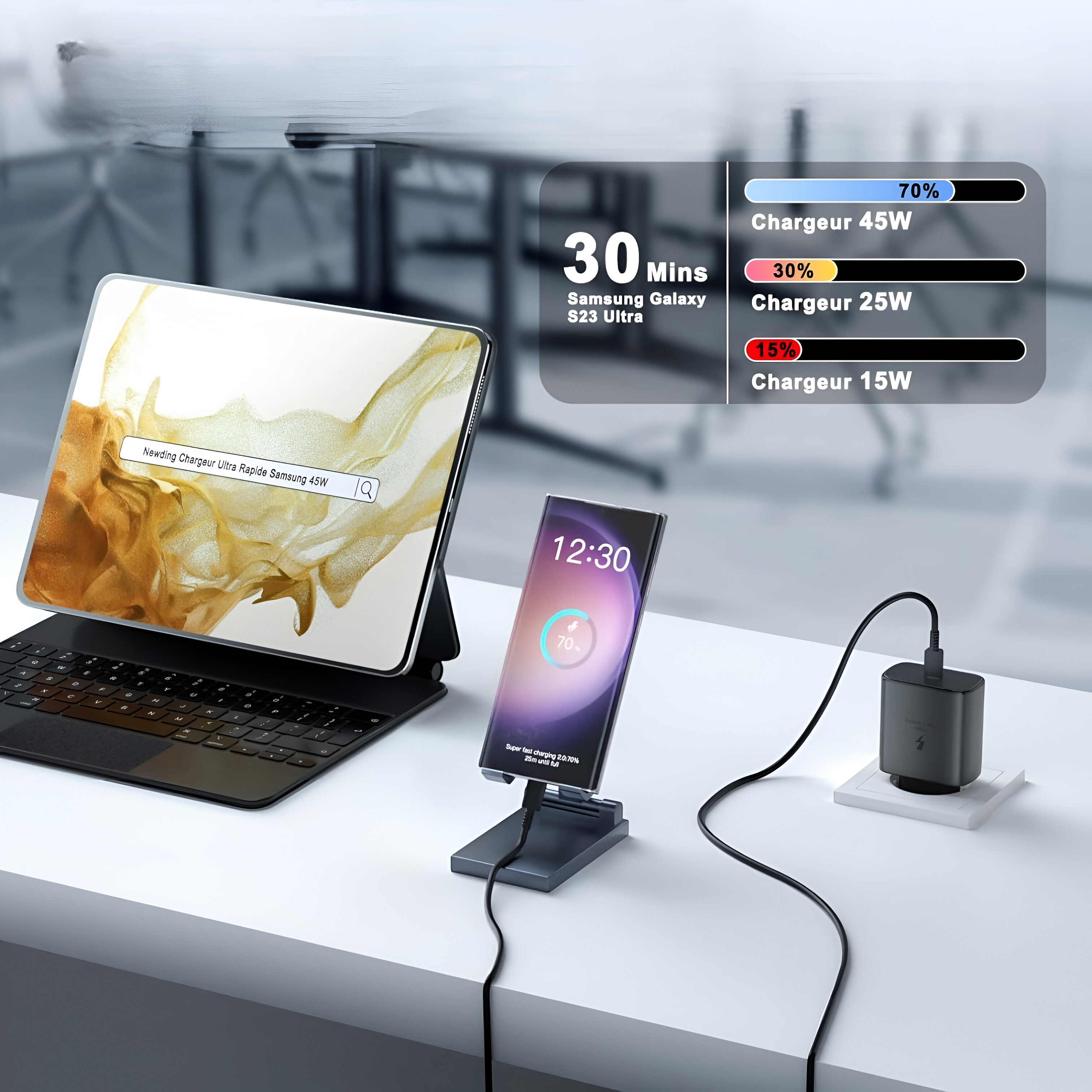 Una tableta y un teléfono cargando. La tableta está en una funda con teclado. El teléfono está en un soporte. Superficie blanca.
