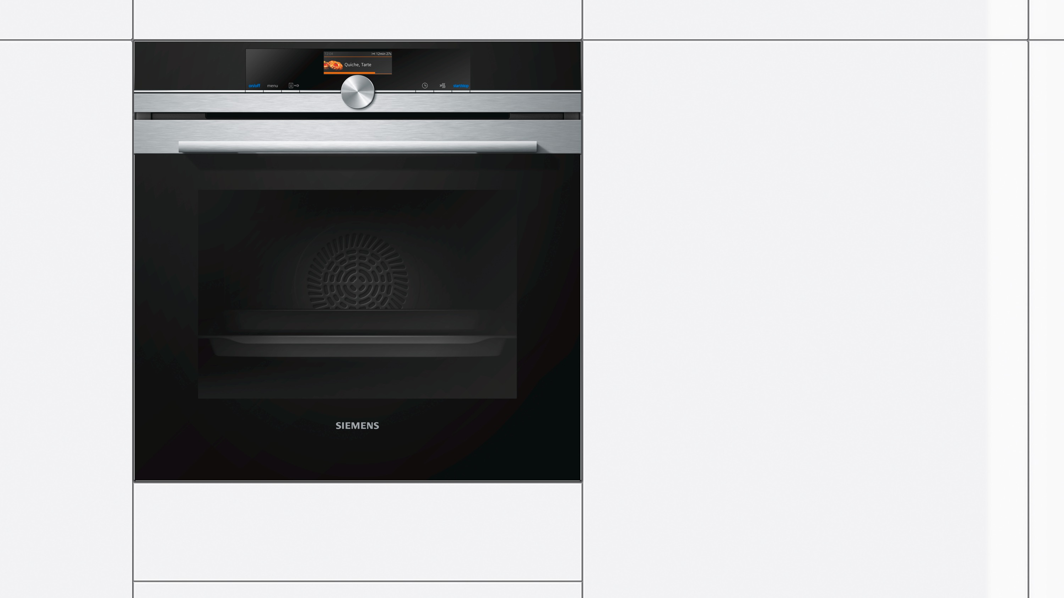 Einbau-Backofen von Siemens in Schwarz mit Digitalanzeige und silbernem Griff vor weißer Wand.