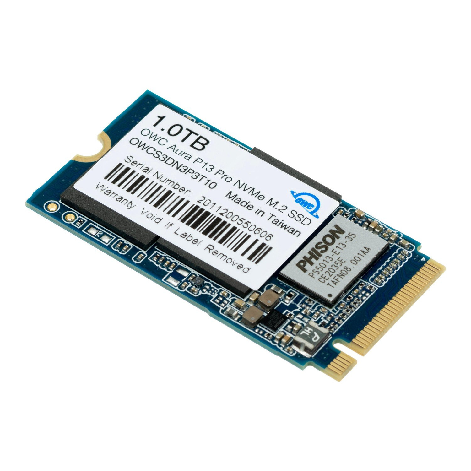Dysk SSD NVMe M.2 1,0 TB z etykietą, pokazujący numer seryjny i informacje o gwarancji.