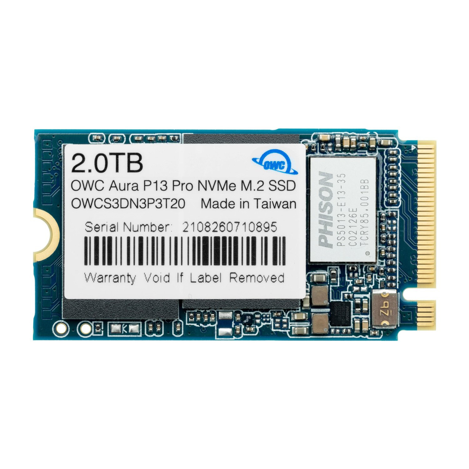 Zielony i niebieski dysk SSD z białą etykietą. Etykieta zawiera tekst i kod kreskowy. Czarne tło.