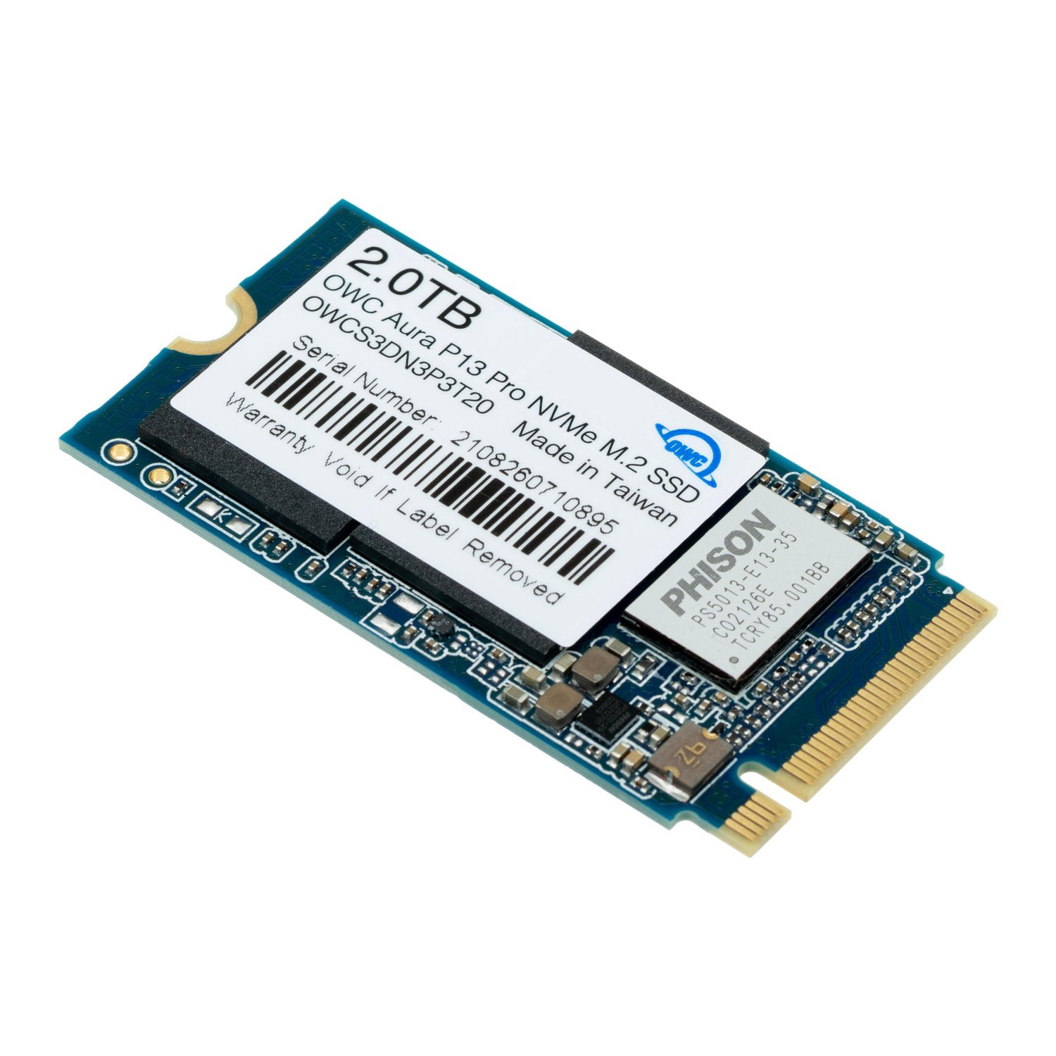Dysk SSD NVMe M.2 2,0 TB z etykietą, pokazujący numer seryjny i informacje o gwarancji.