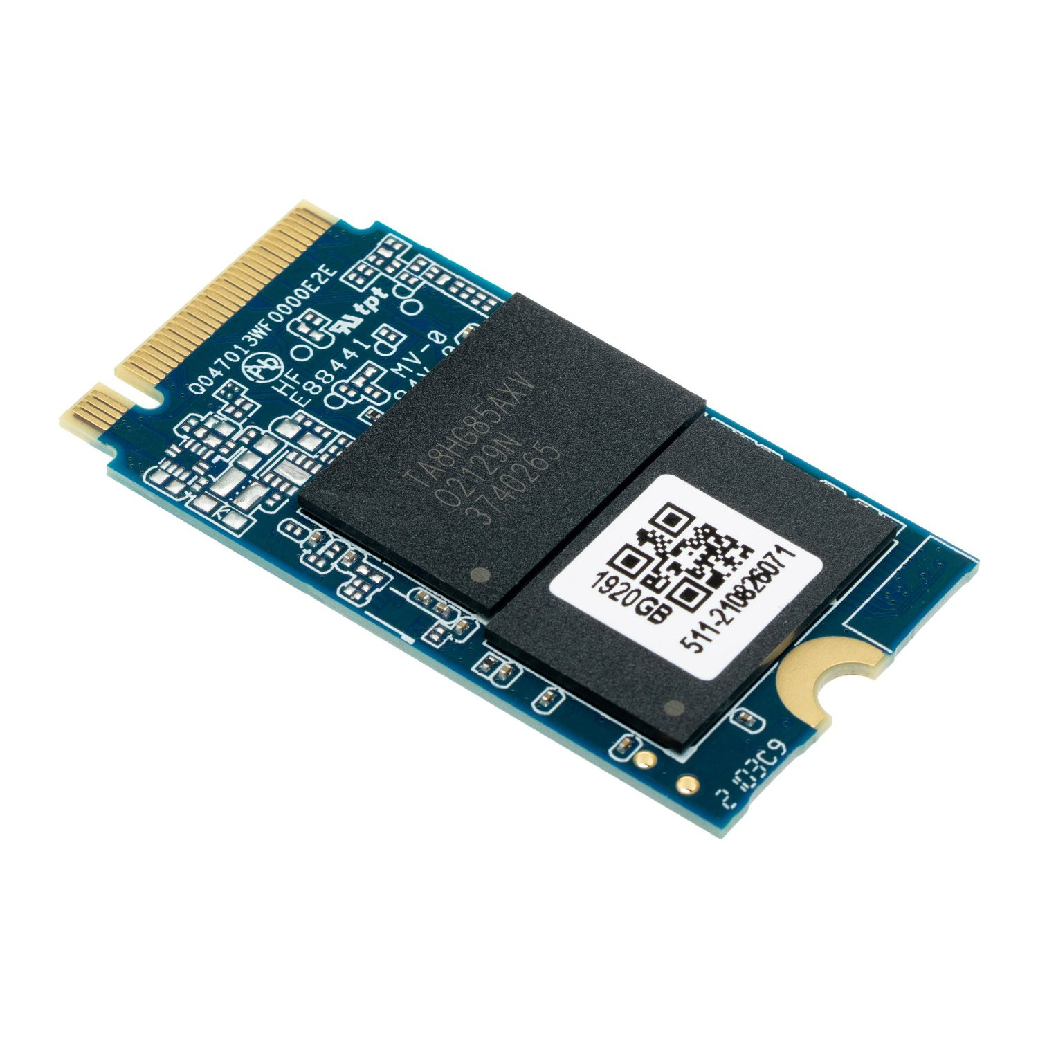 Mała niebieska płytka drukowana z chipami i kodem QR. To dysk SSD o pojemności 1920 GB.