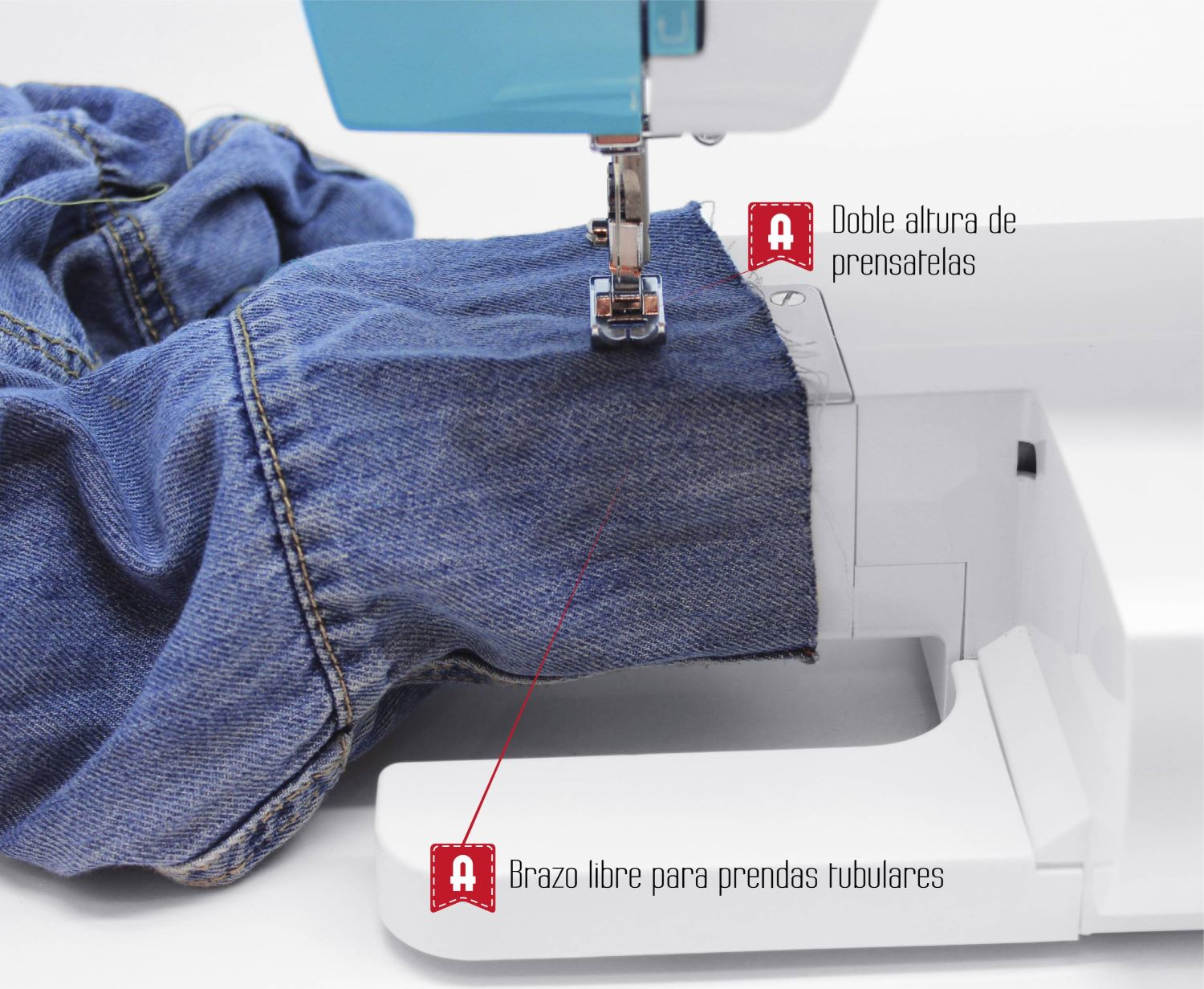 Maszyna do szycia szyjąca niebieski dżins. Manka dżinsowa pod igłą. Etykiety tekstowe.