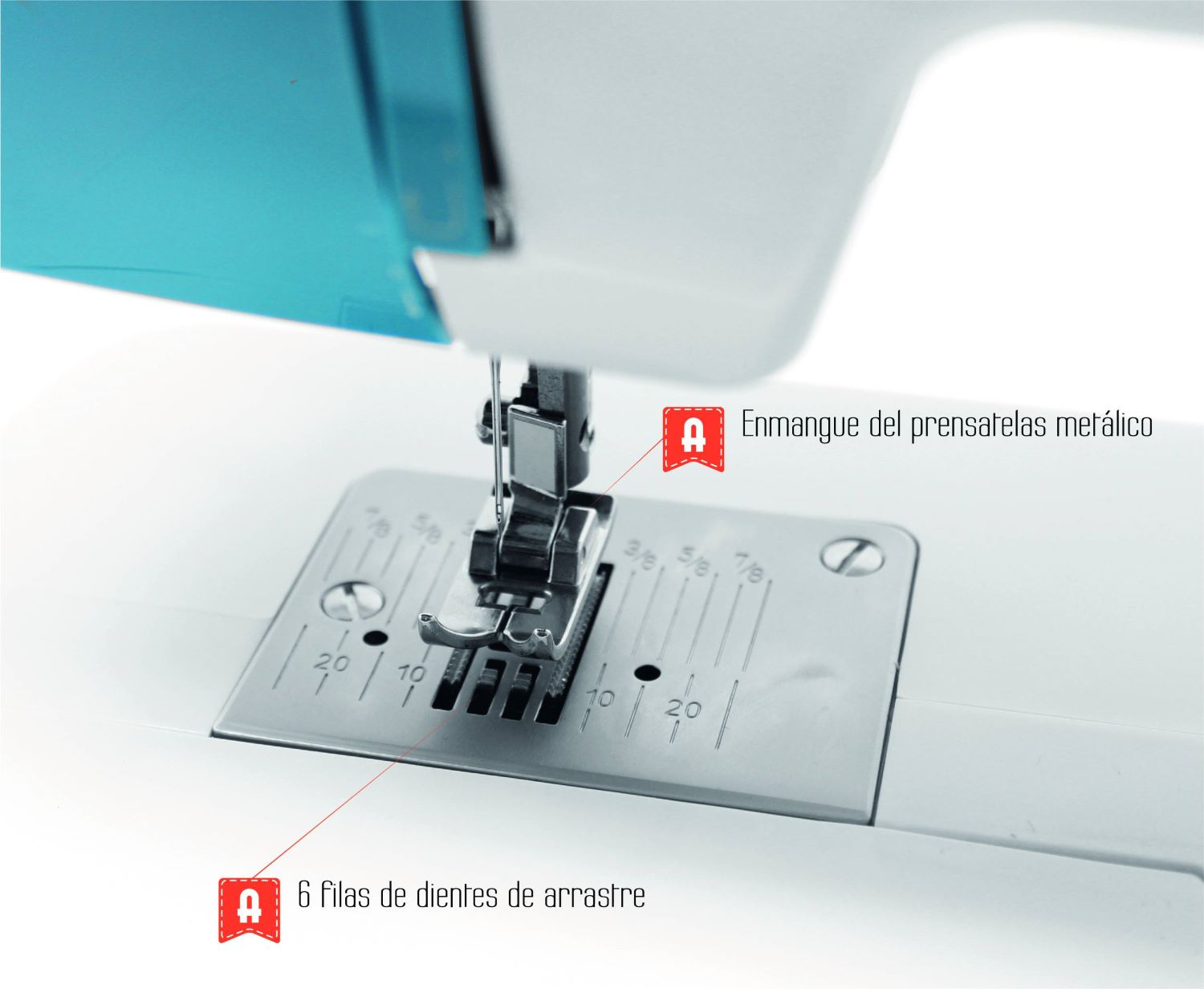 Zbliżenie igły i ząbków transportowych maszyny do szycia, z etykietami po hiszpańsku.