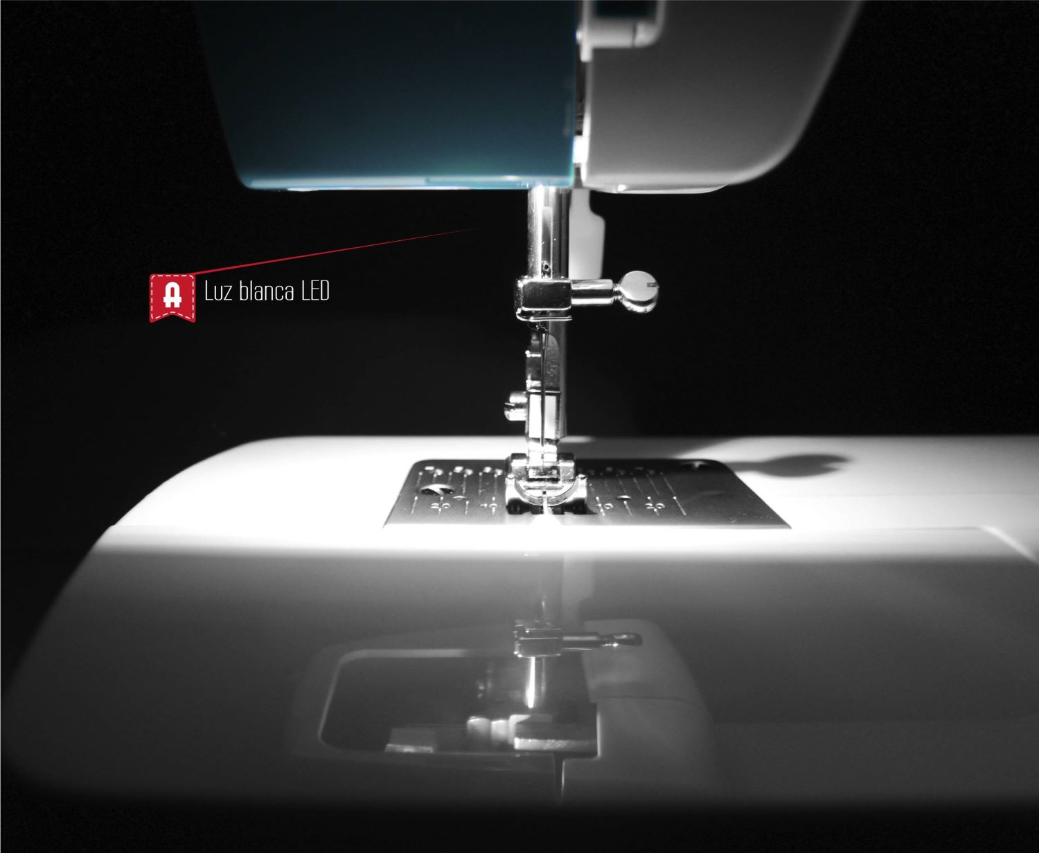 Zbliżenie maszyny do szycia. Igła, białe światło LED. Czarne tło.