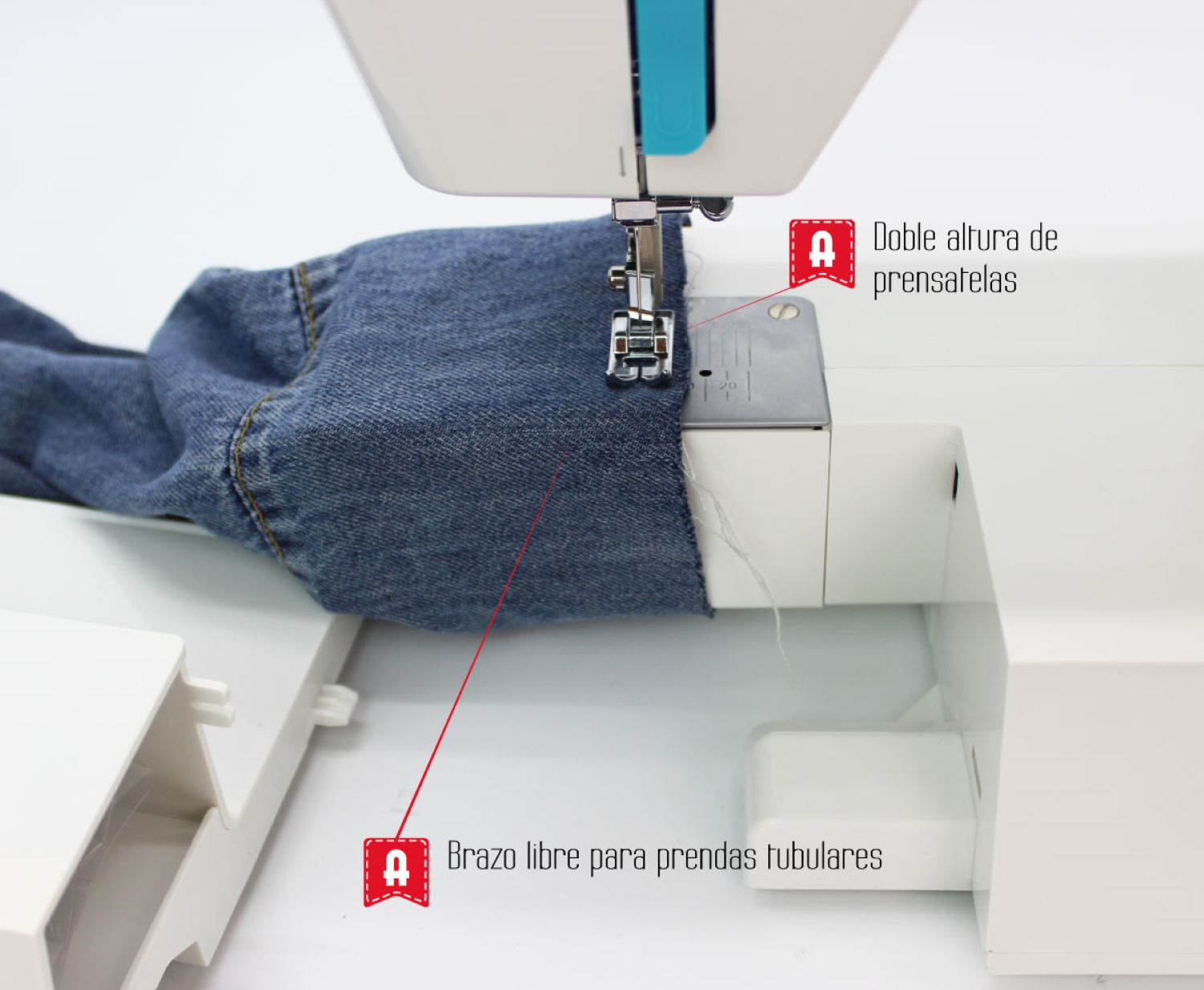 Máquina de coser cosiendo tela vaquera con anotaciones. Brazo libre para prendas tubulares.